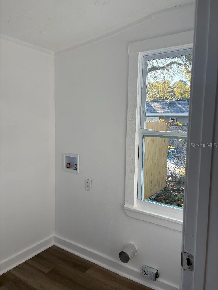 Image 15 of 28 For 911 Hart Street