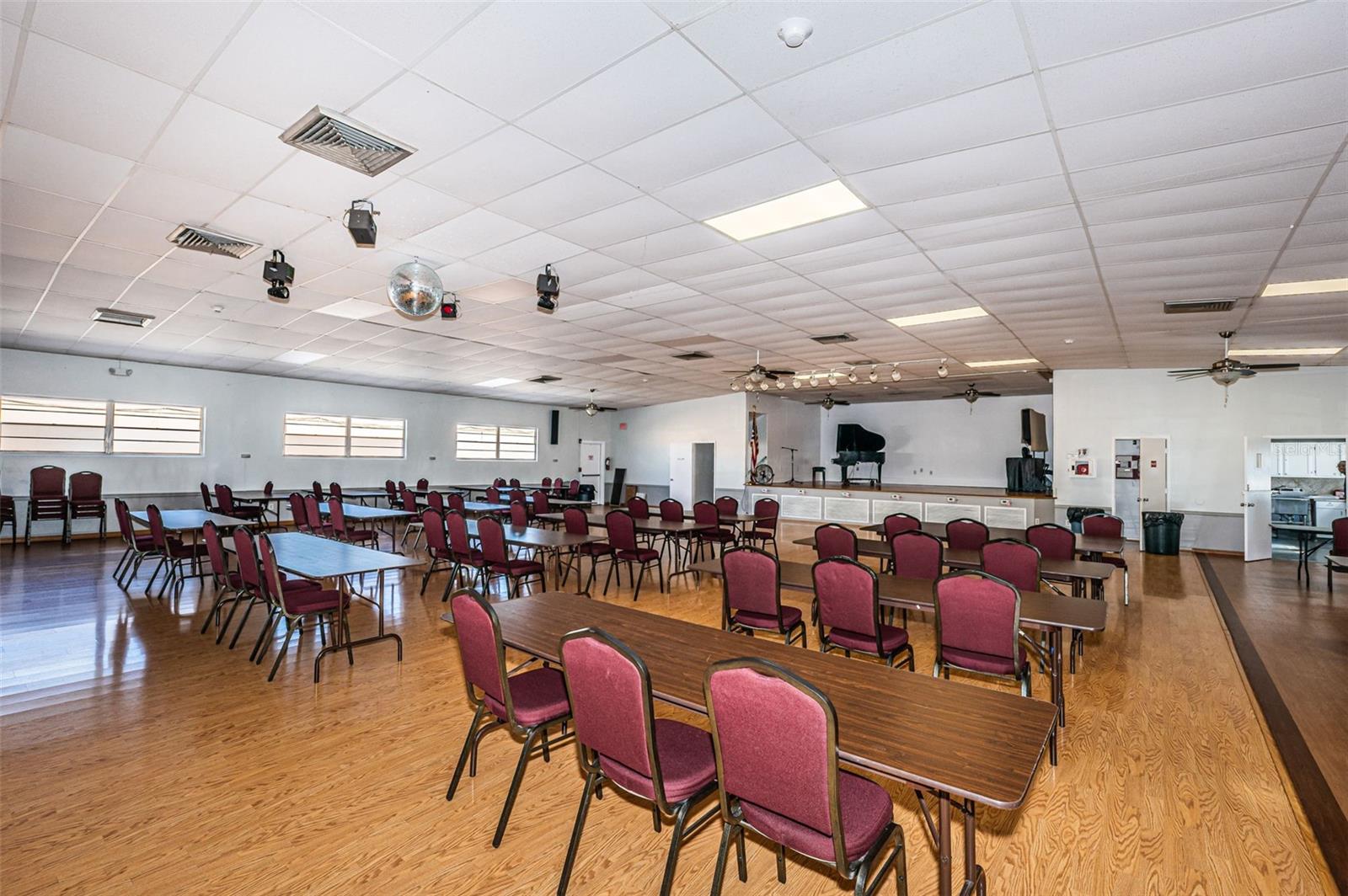 Listing photo id 11 for 5955 18th Street N 7