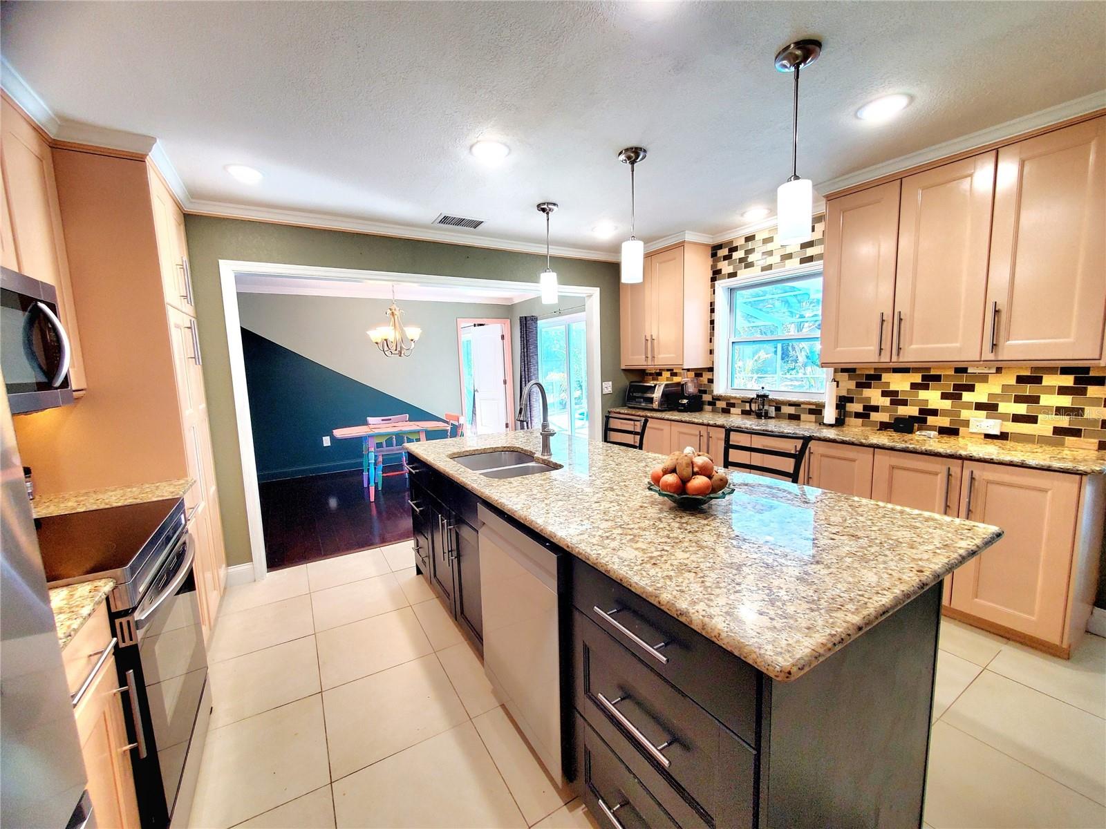 Listing photo id 9 for 804 Robin Avenue