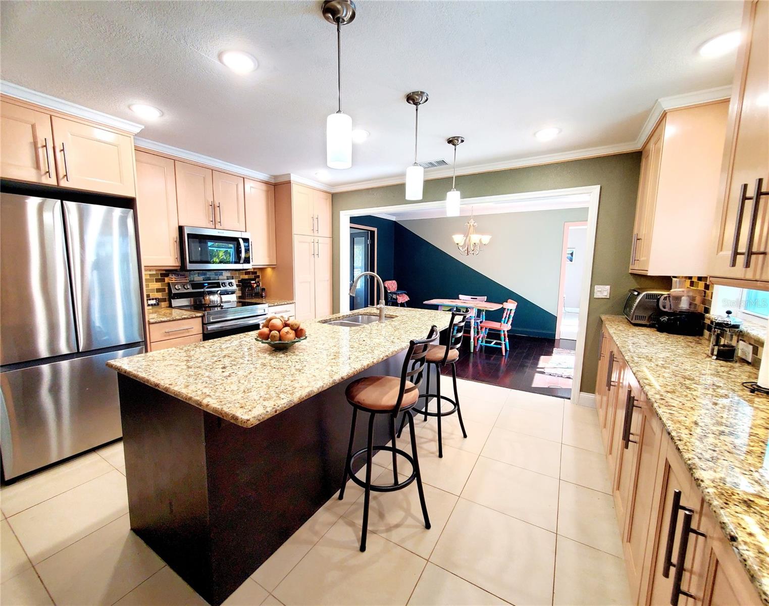 Listing photo id 10 for 804 Robin Avenue