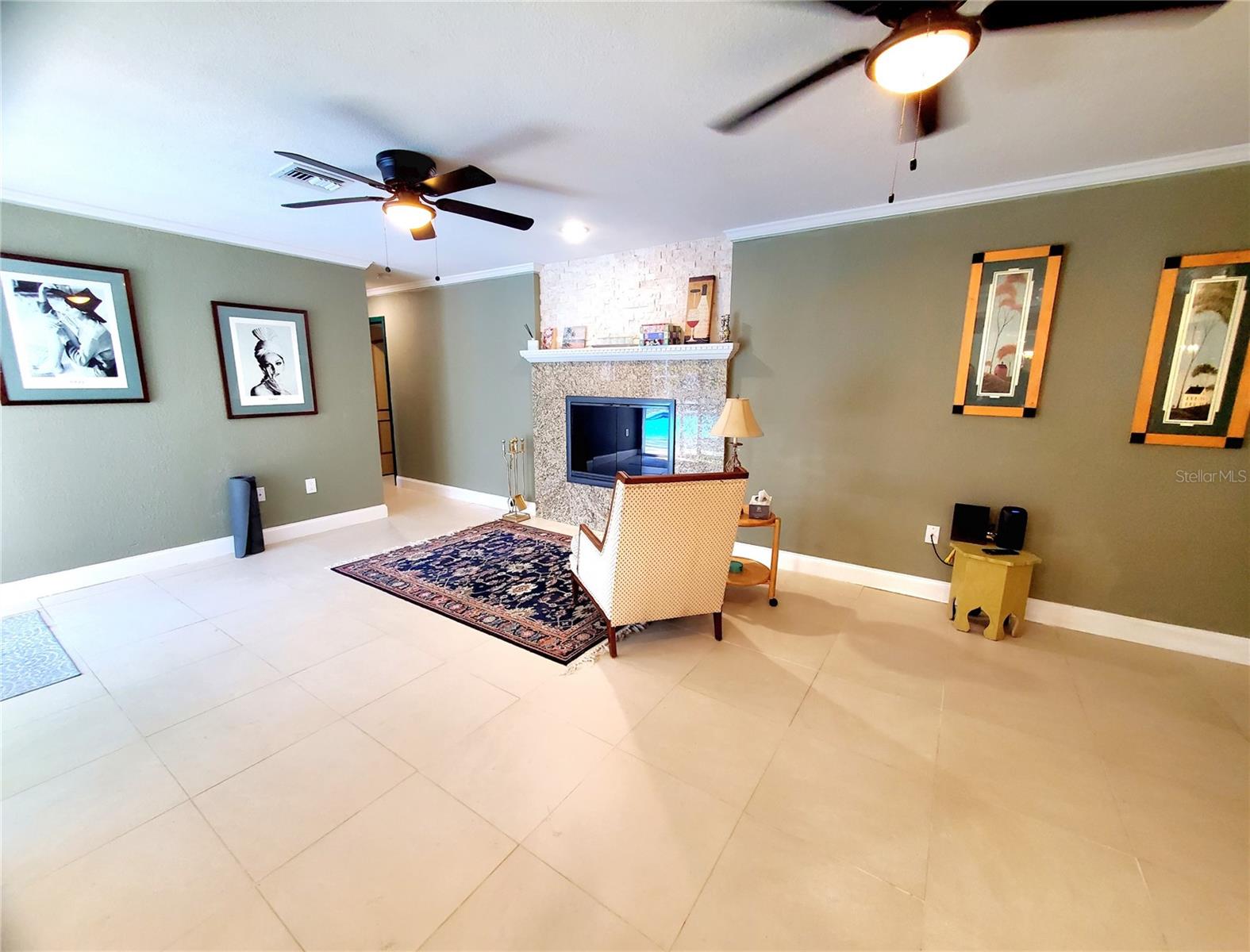 Listing photo id 14 for 804 Robin Avenue