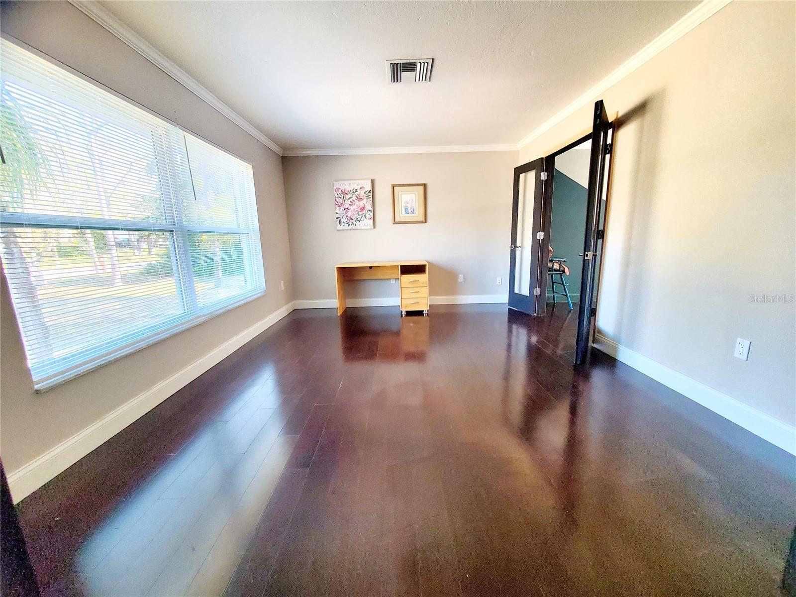 Listing photo id 2 for 804 Robin Avenue