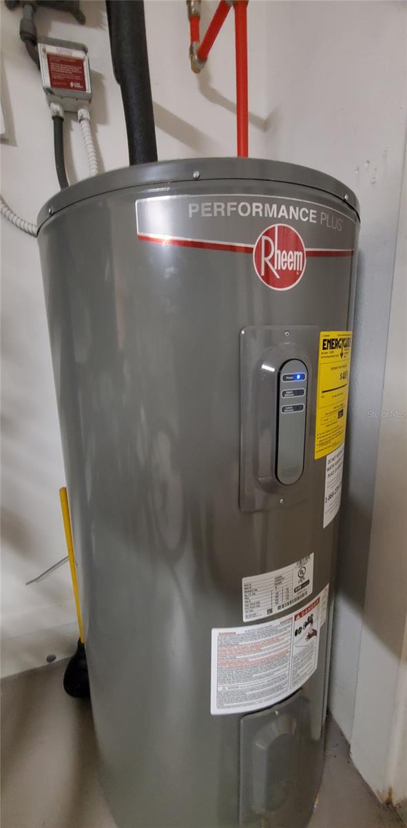 Listing photo id 40 for 804 Robin Avenue