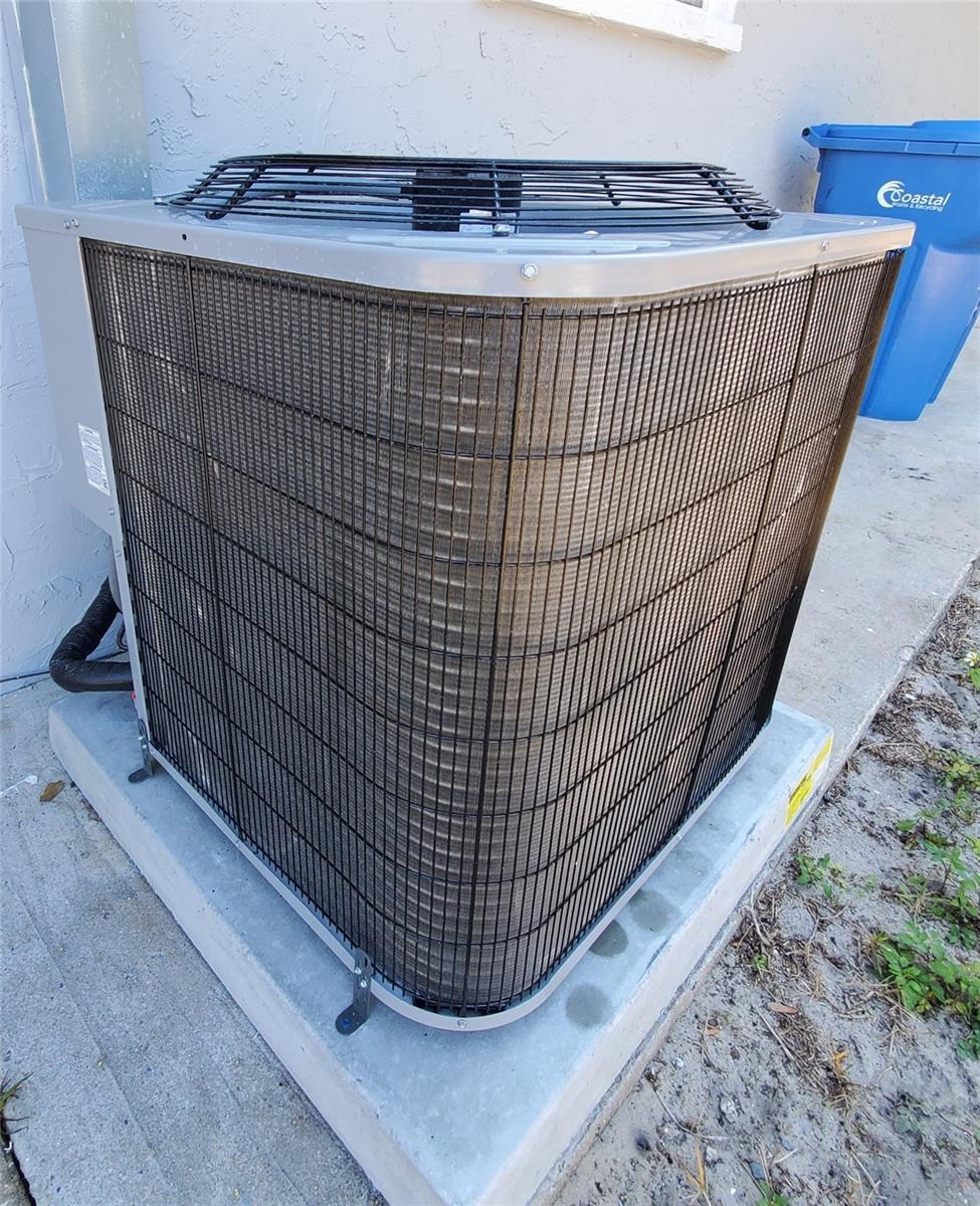 Listing photo id 41 for 804 Robin Avenue