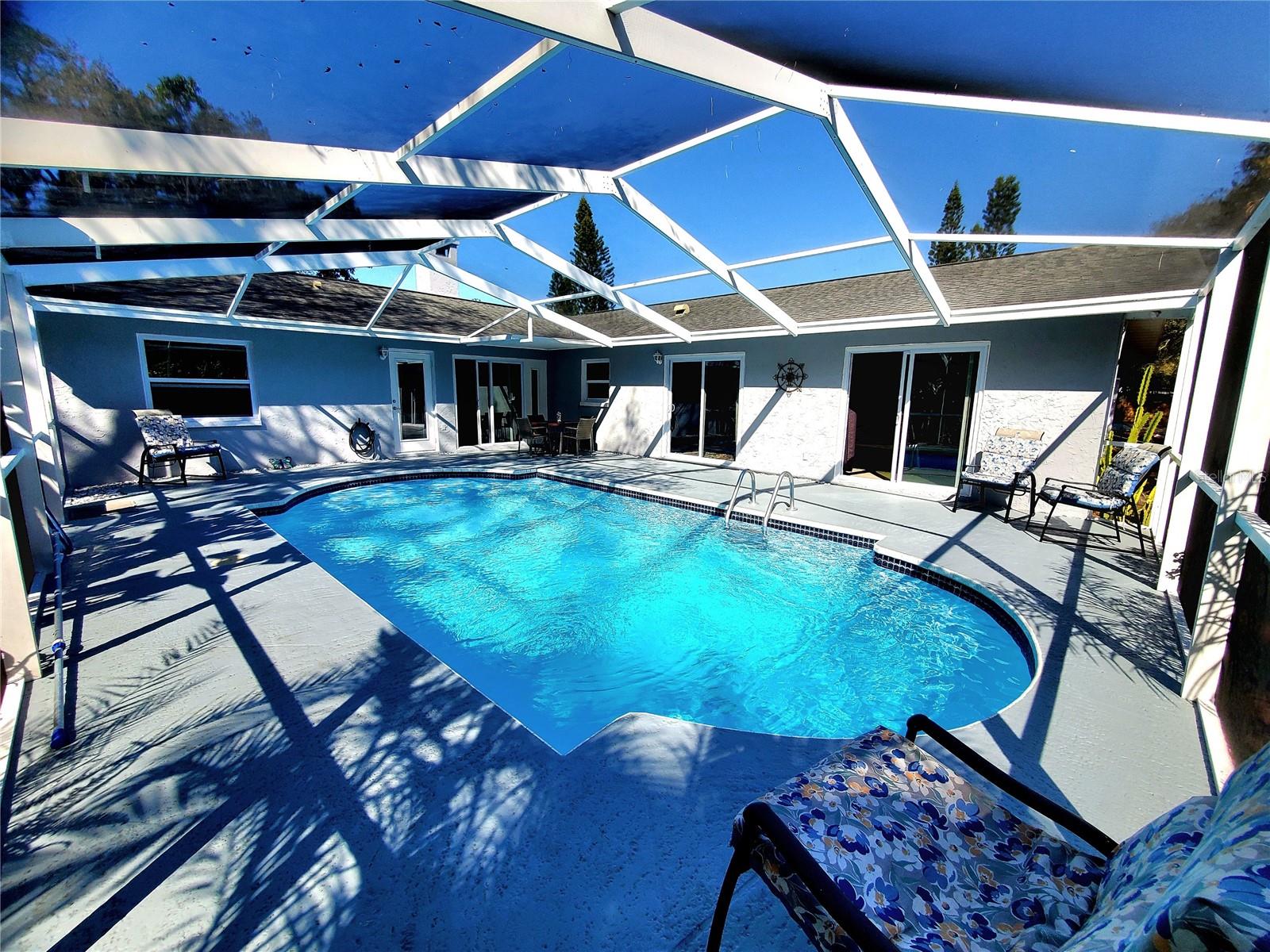 Listing photo id 42 for 804 Robin Avenue