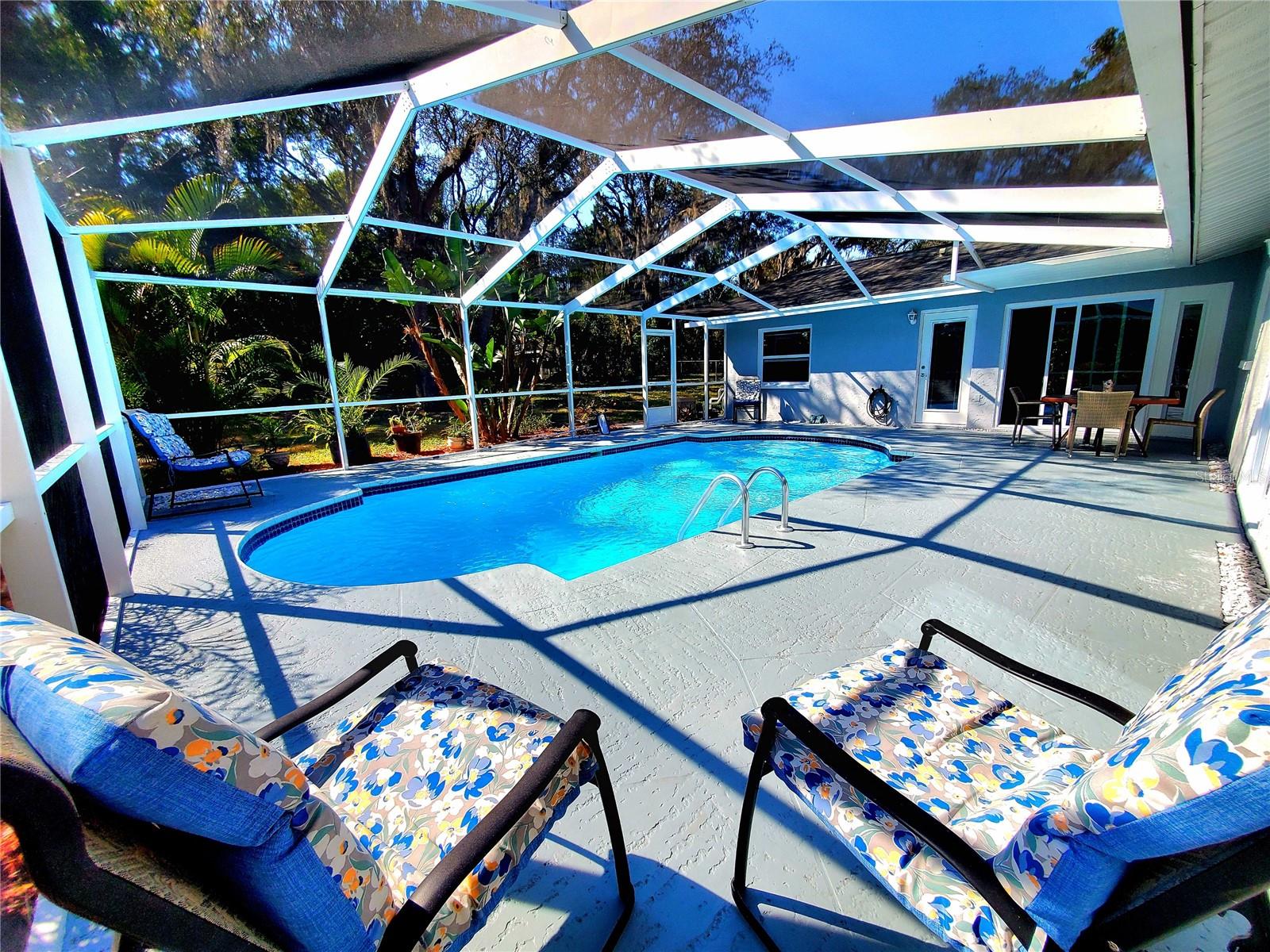 Listing photo id 47 for 804 Robin Avenue