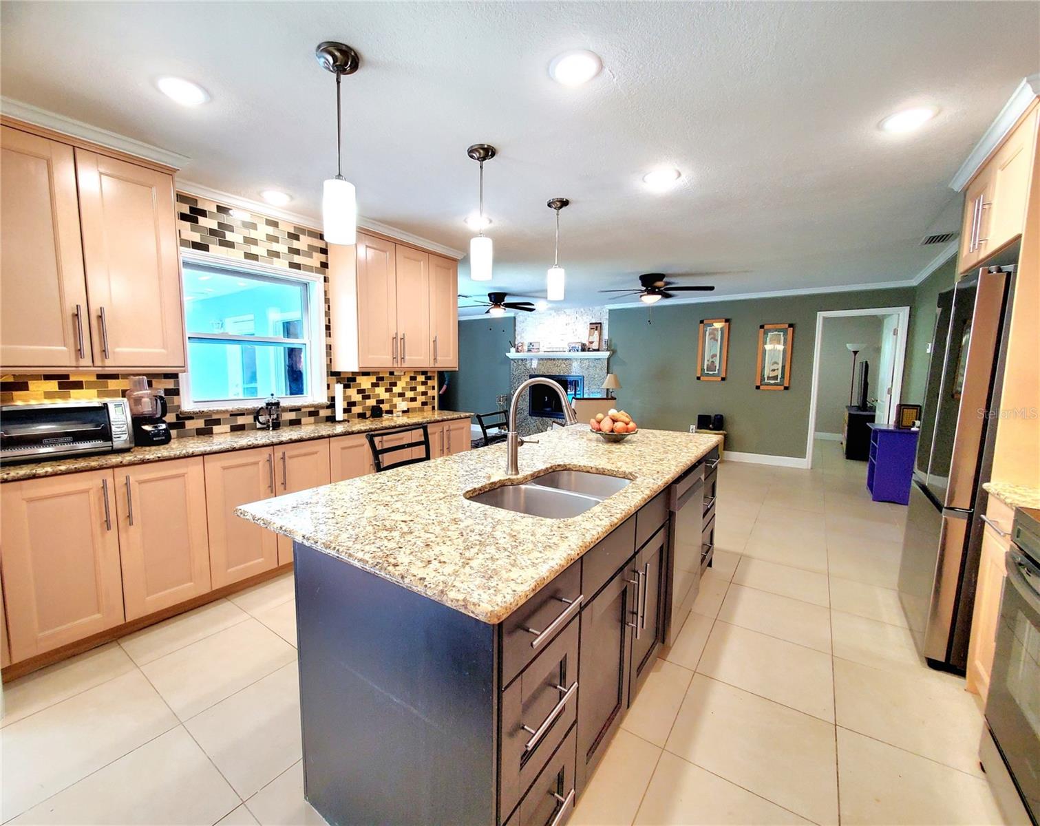 Listing photo id 4 for 804 Robin Avenue