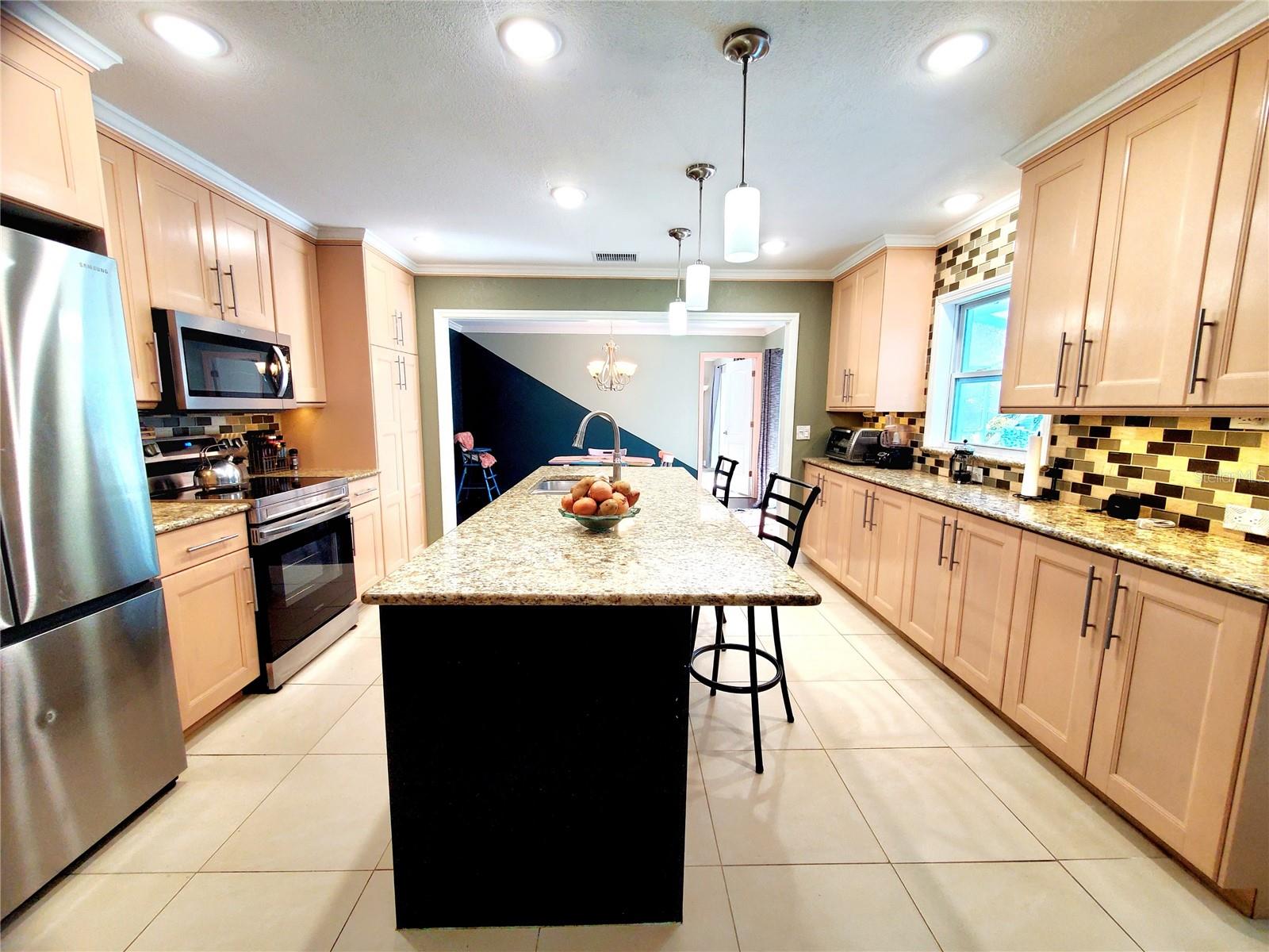 Listing photo id 5 for 804 Robin Avenue