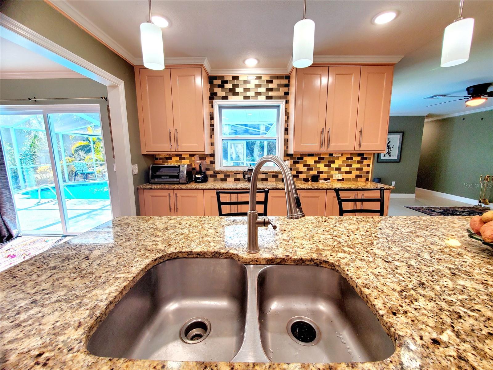 Listing photo id 6 for 804 Robin Avenue