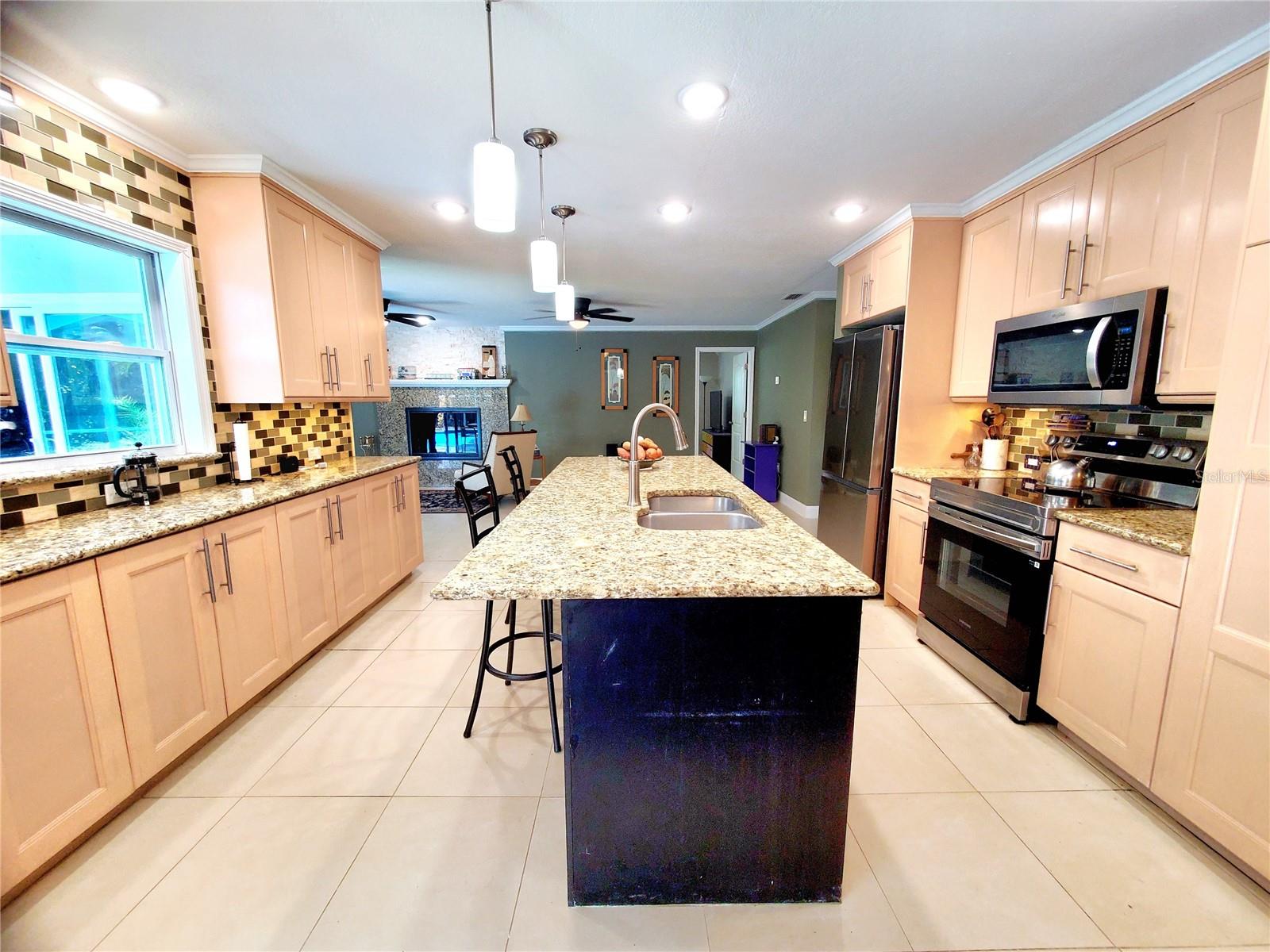 Listing photo id 7 for 804 Robin Avenue