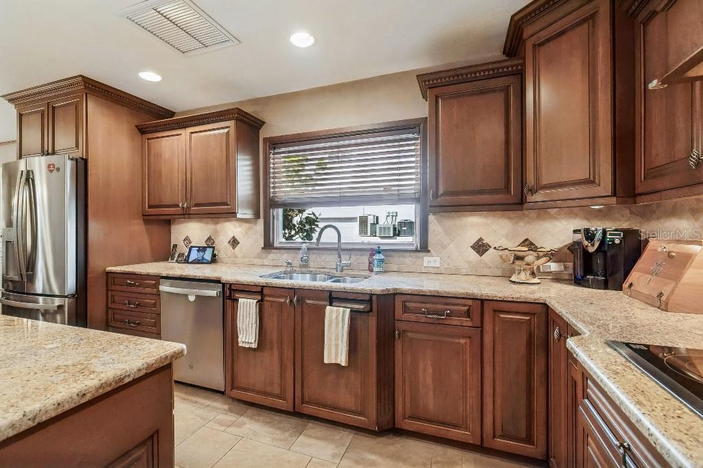 Listing photo id 10 for 3803 Bayside Circle