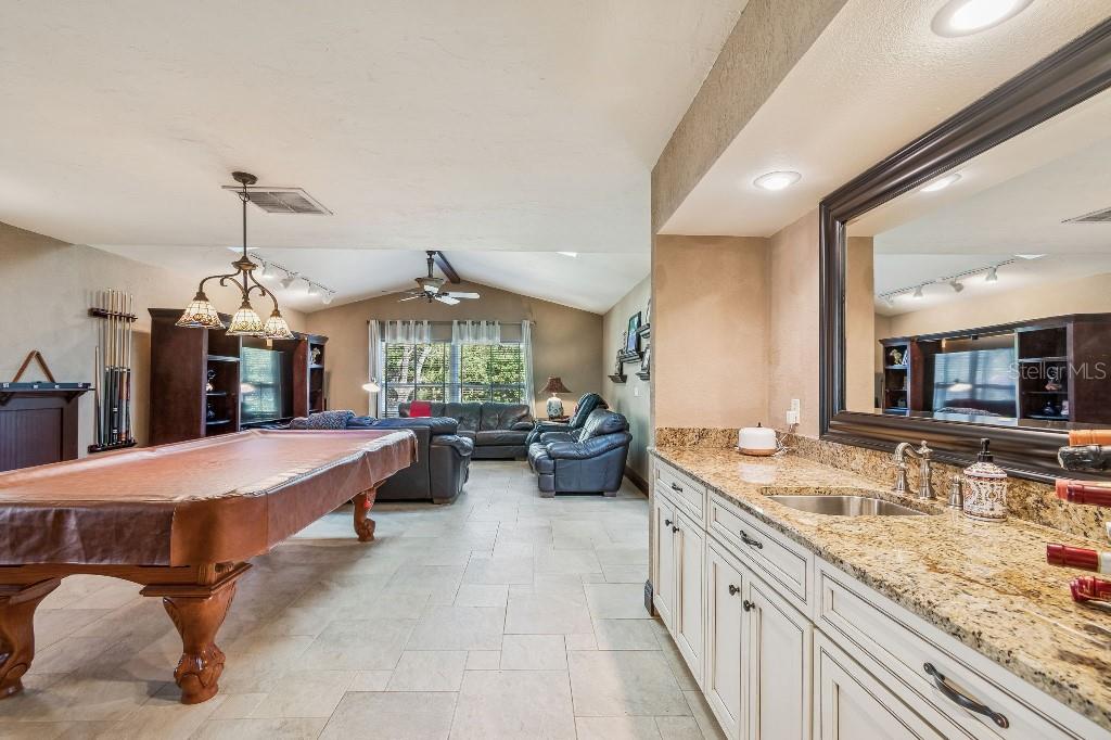 Listing photo id 17 for 3803 Bayside Circle