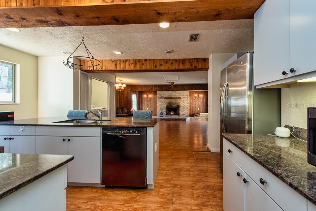 Listing photo id 13 for 16123 Lake Burrell Drive