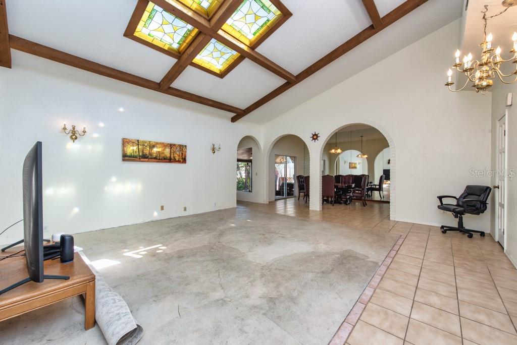 Listing photo id 4 for 16123 Lake Burrell Drive