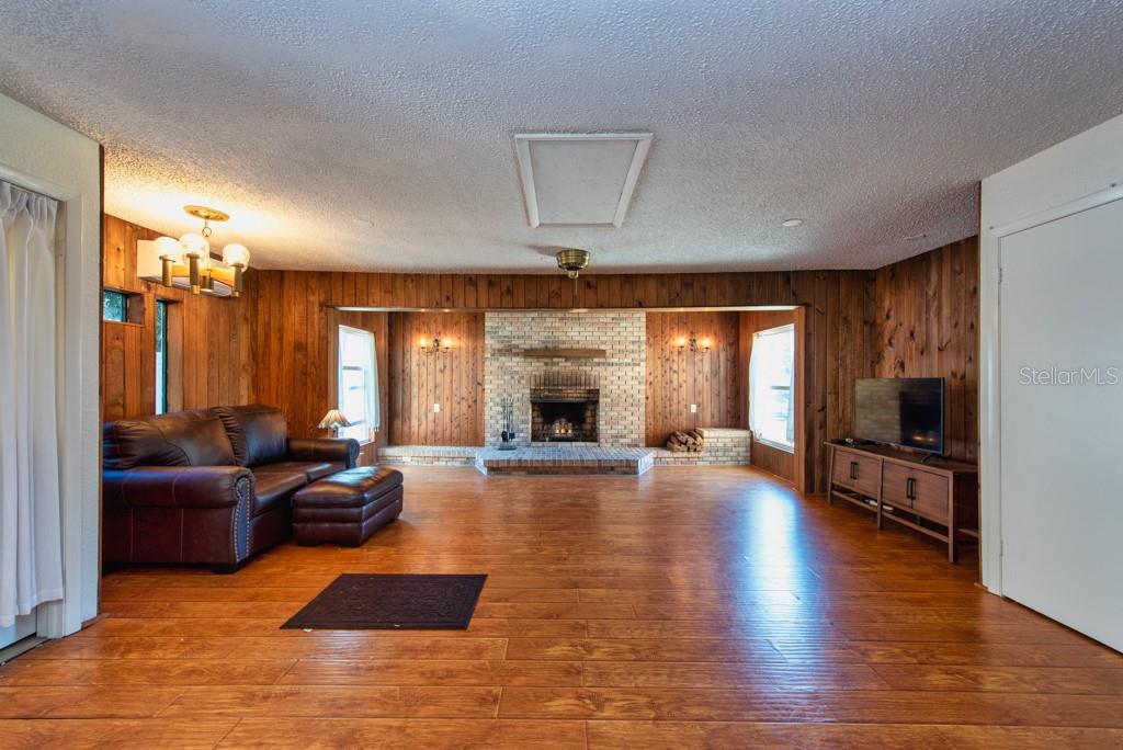 Listing photo id 5 for 16123 Lake Burrell Drive