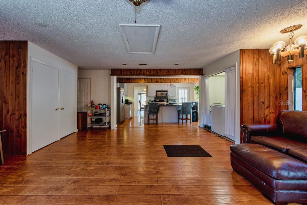 Listing photo id 7 for 16123 Lake Burrell Drive