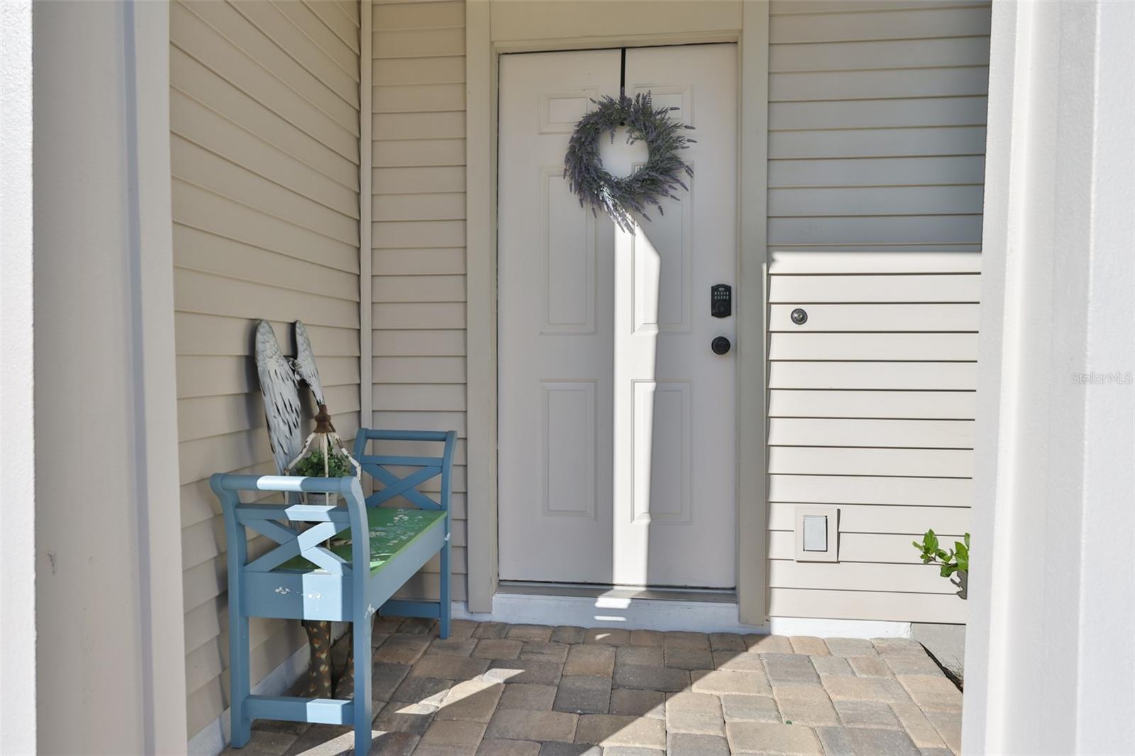 Listing photo id 0 for 12349 Country White Circle