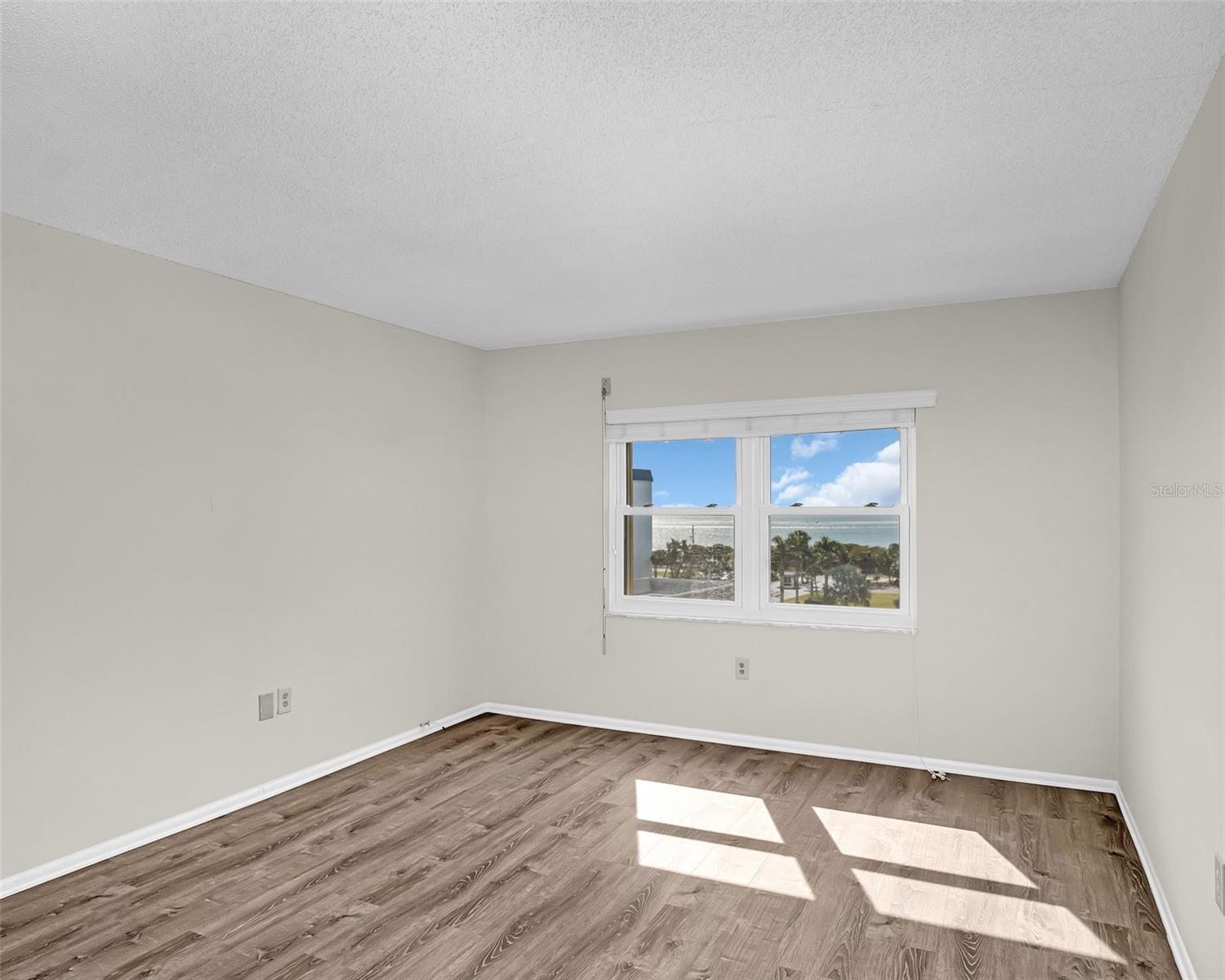 Image 14 of 32 For 9 Haig Place 612