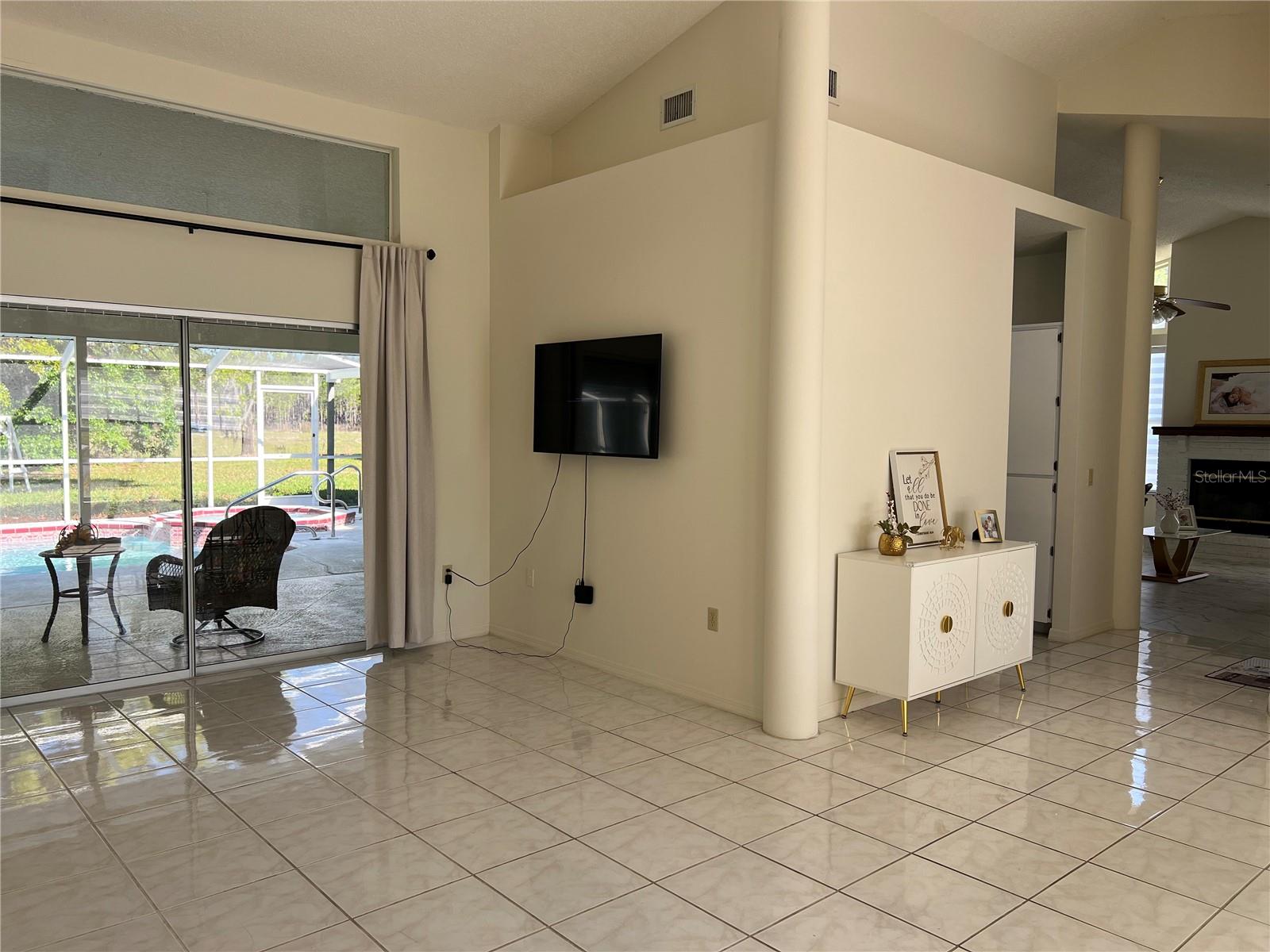 Listing photo id 5 for 14189 Cornewall Lane