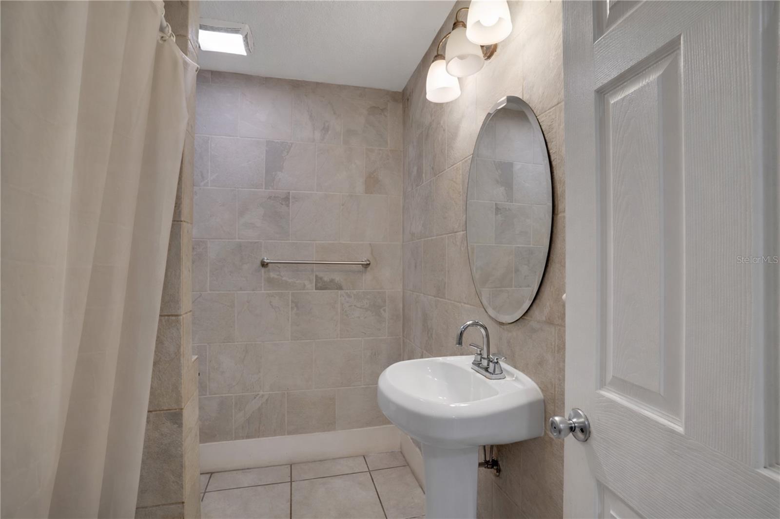 Listing photo id 9 for 316 Columbus Drive