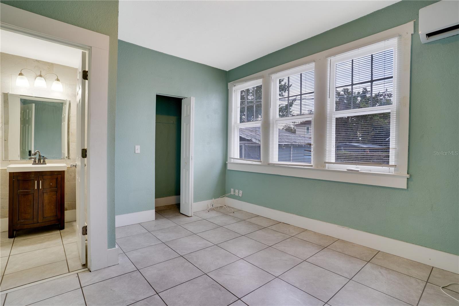 Listing photo id 11 for 316 Columbus Drive