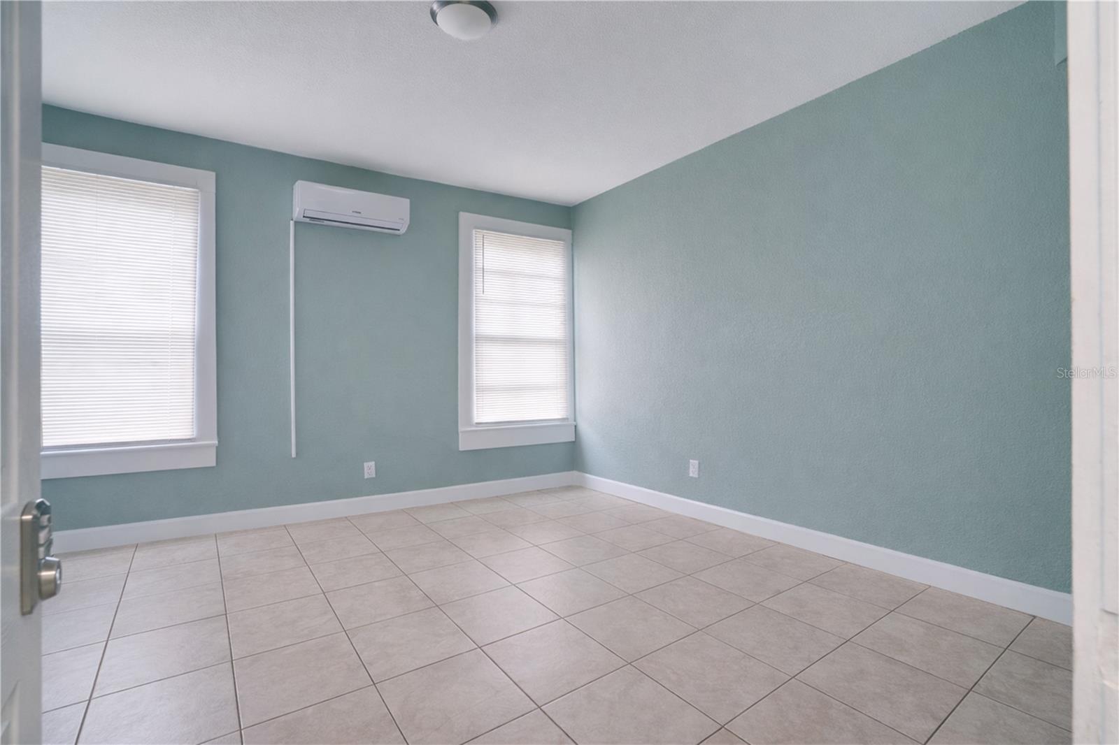 Listing photo id 4 for 316 Columbus Drive