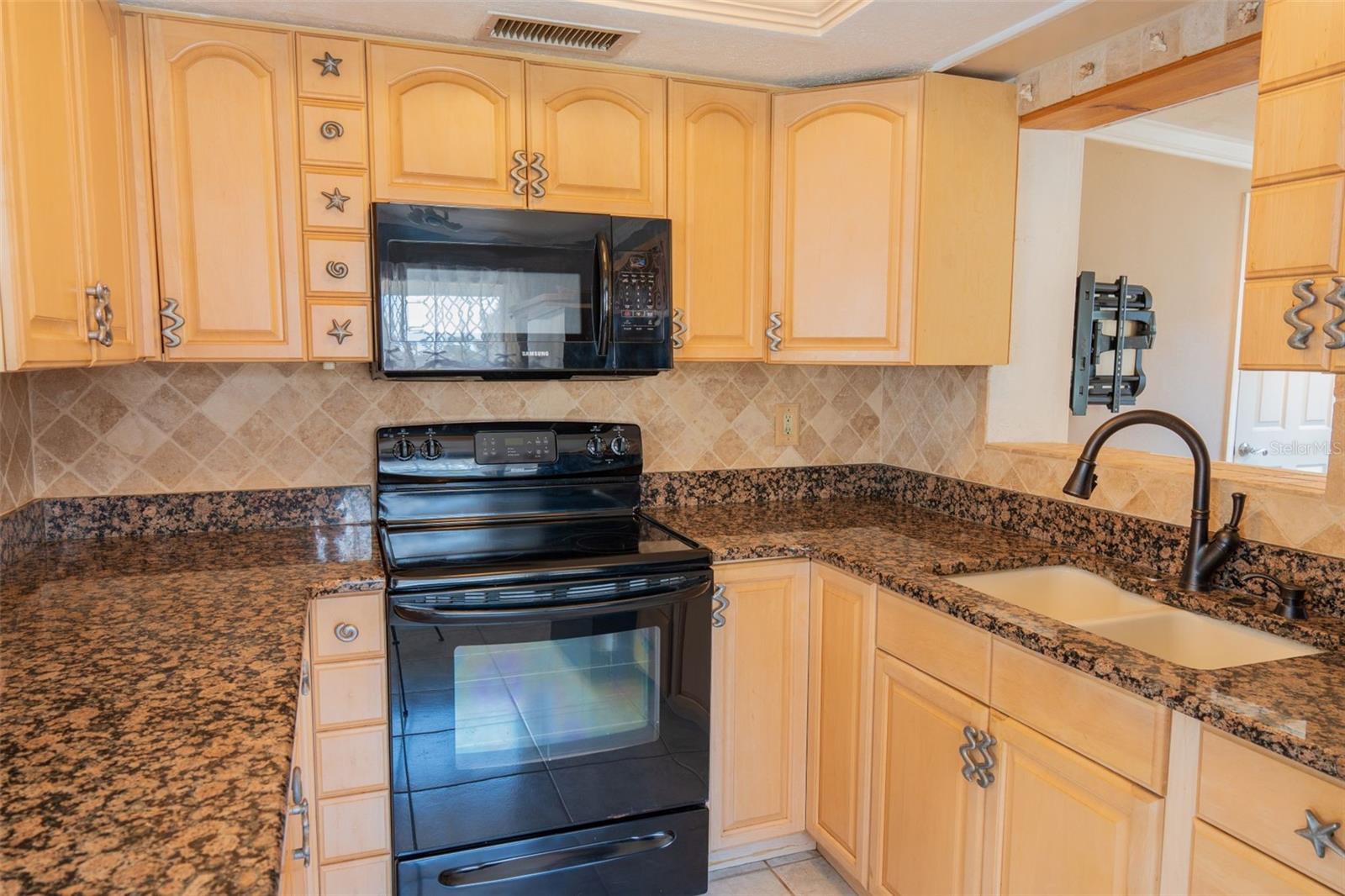 Image 11 of 40 For 619 Garland Street N