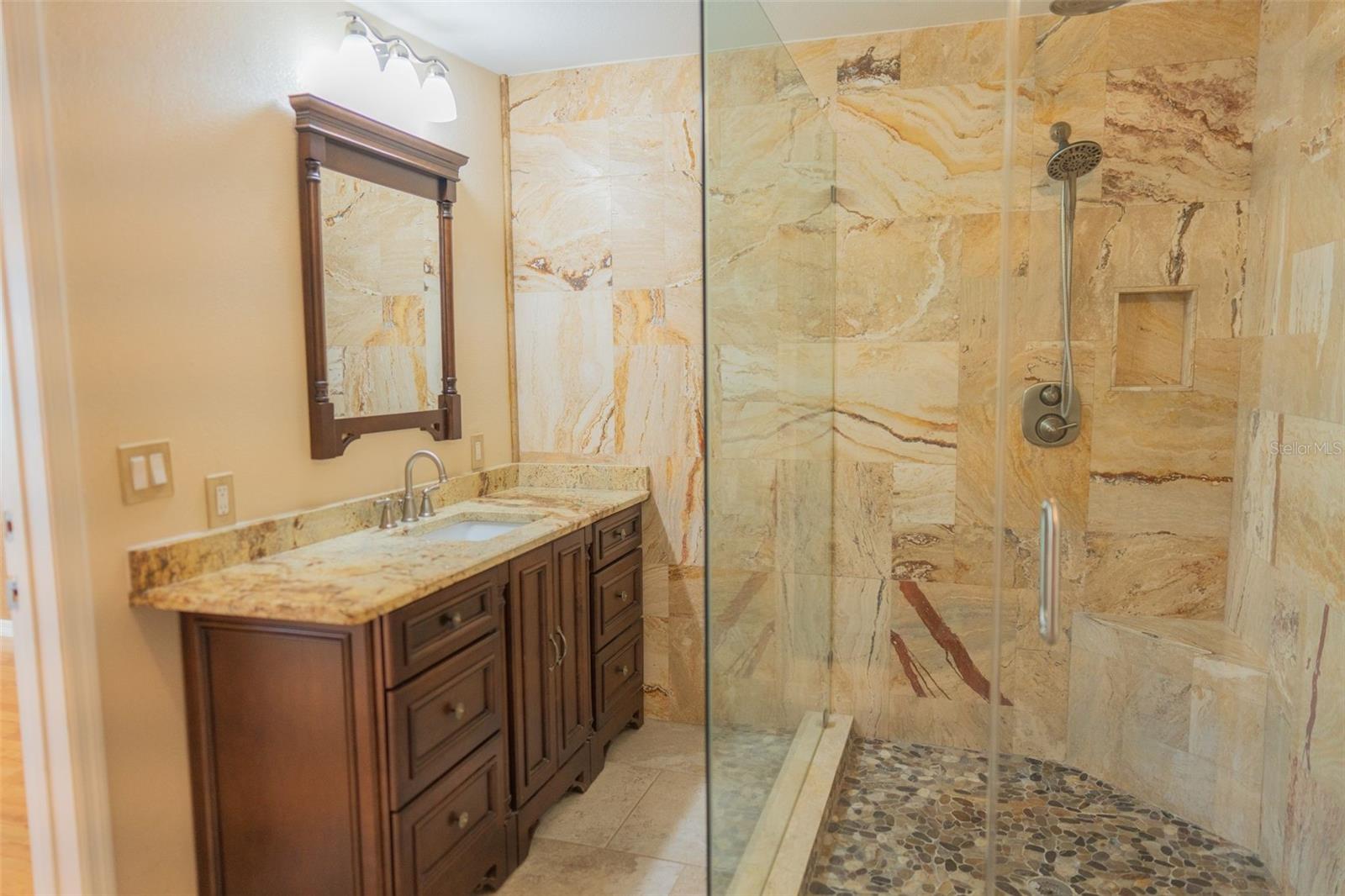 Image 18 of 40 For 619 Garland Street N