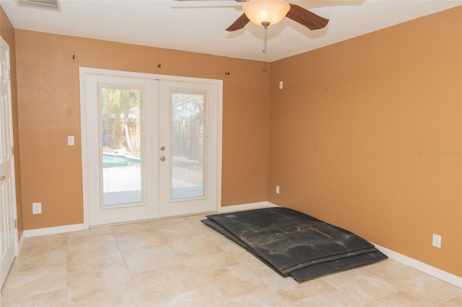 Image 22 of 40 For 619 Garland Street N