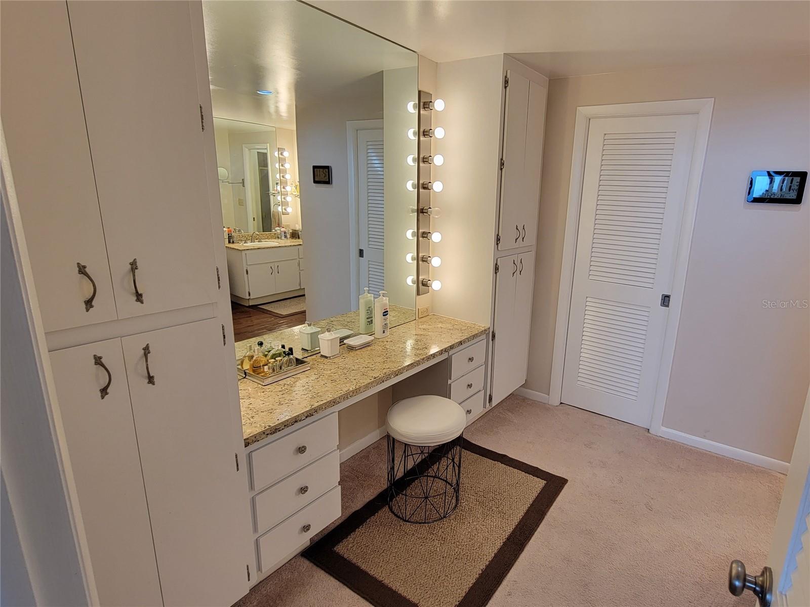 Listing photo id 8 for 1 Beach Drive Se 2003