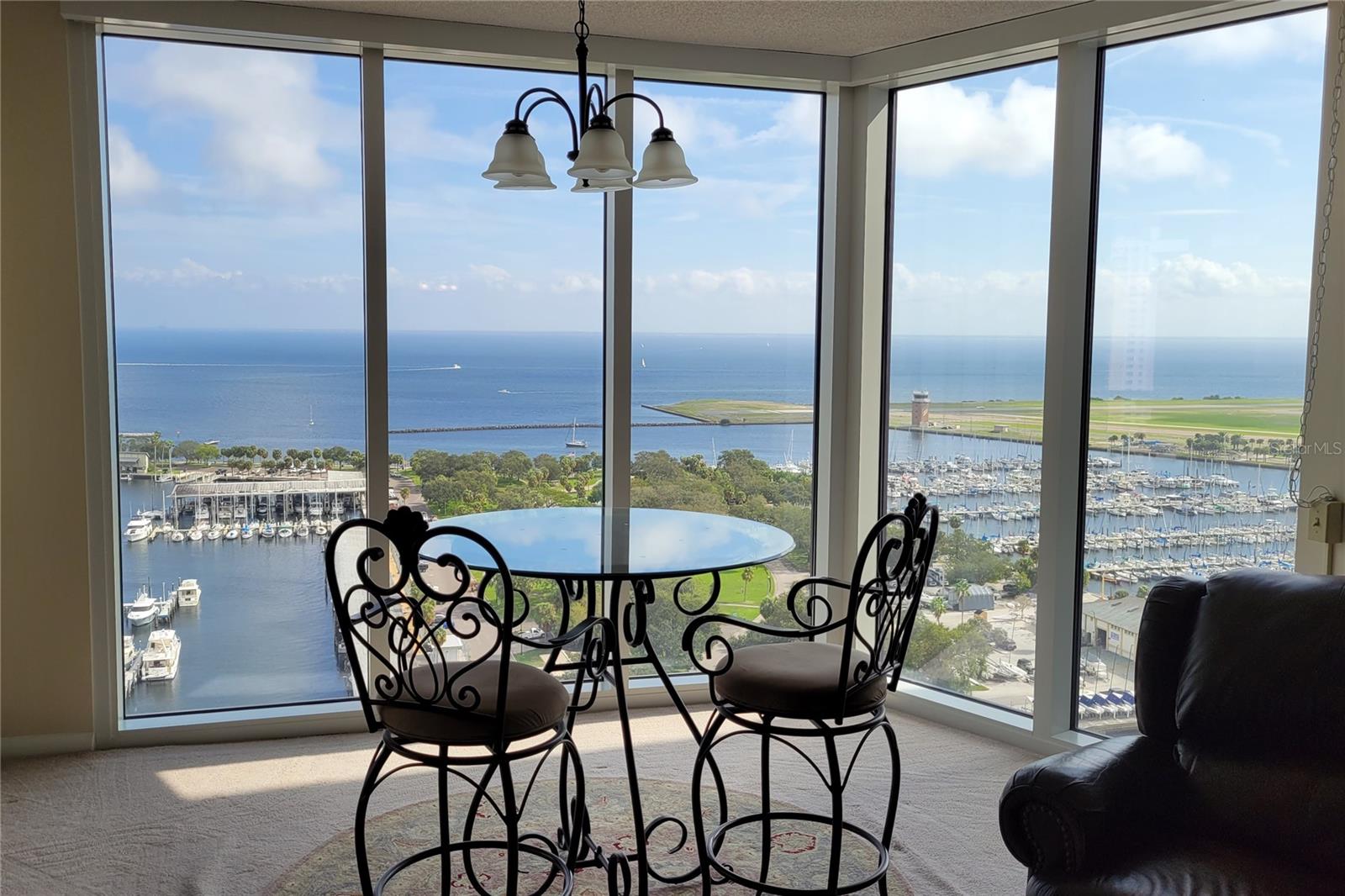 Listing photo id 0 for 1 Beach Drive Se 2003