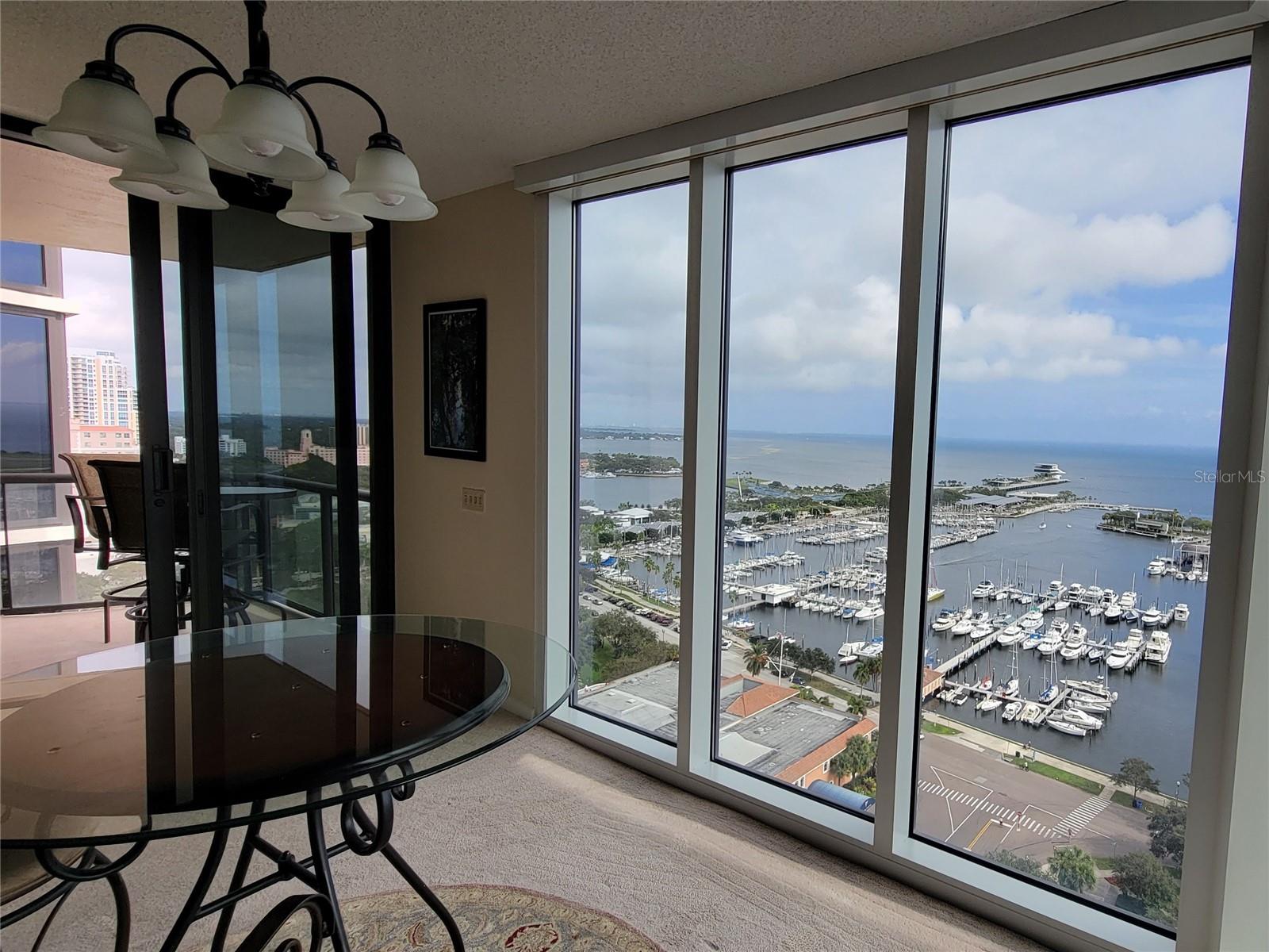 Listing photo id 3 for 1 Beach Drive Se 2003