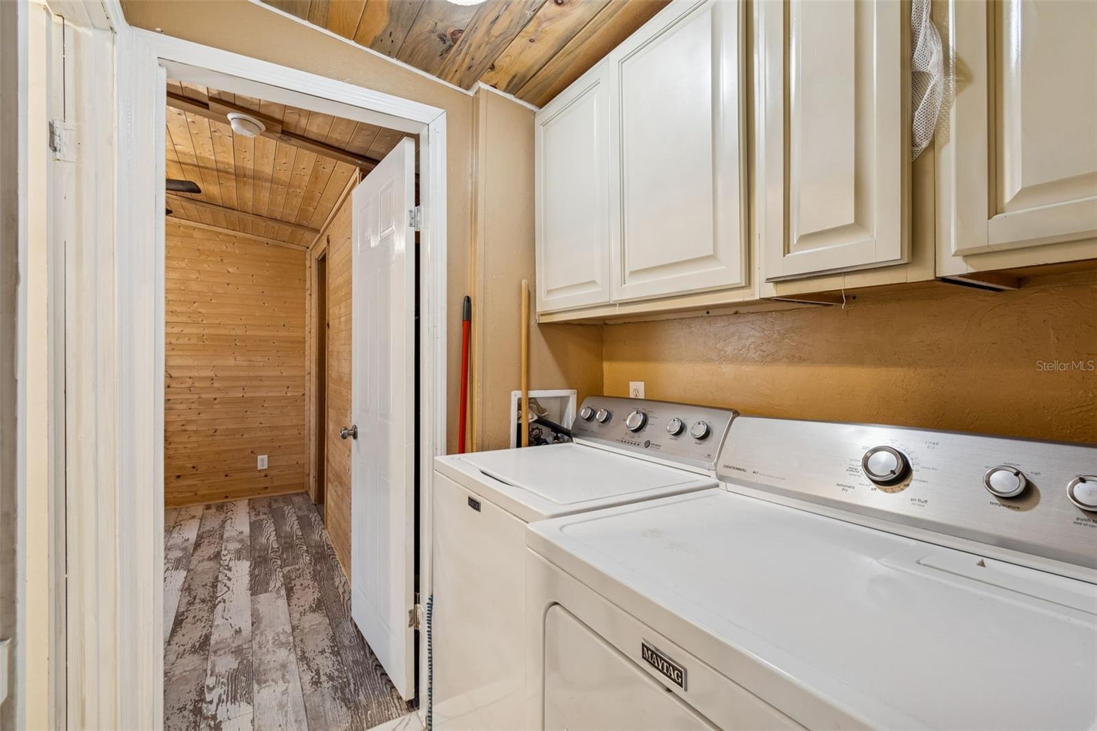 Image 17 of 100 For 6411 Holloman Creek Court