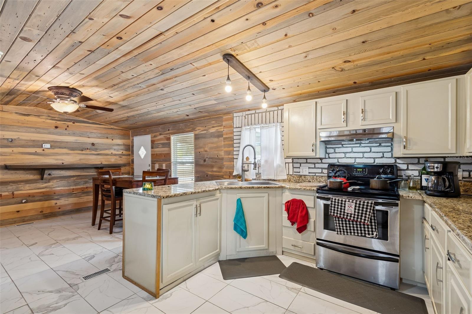 Image 20 of 100 For 6411 Holloman Creek Court