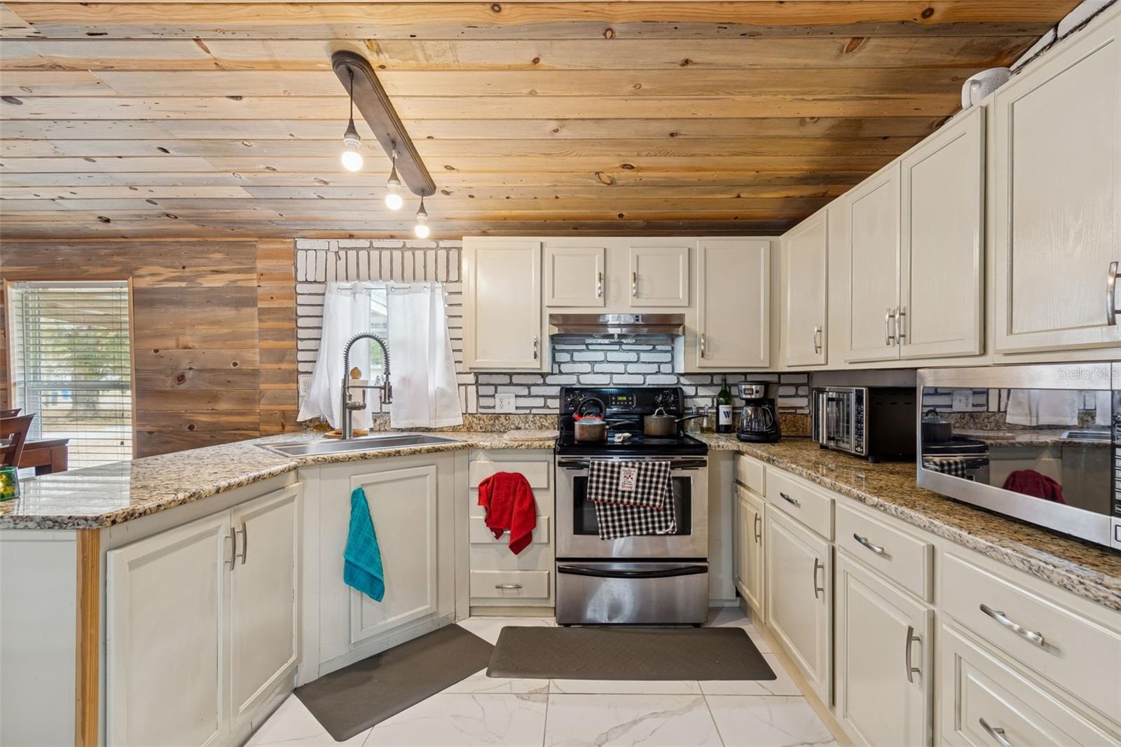 Image 25 of 100 For 6411 Holloman Creek Court