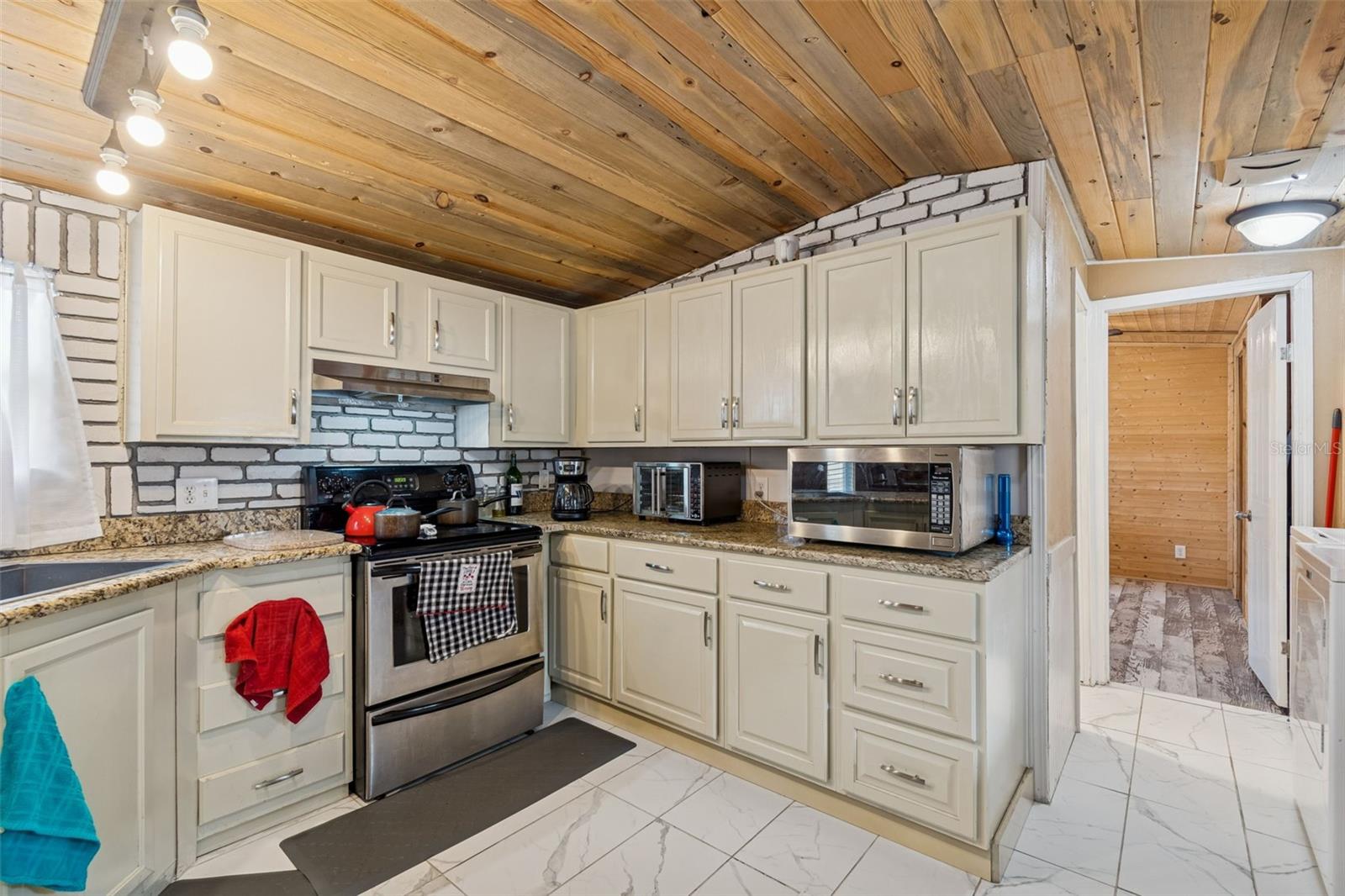 Image 26 of 100 For 6411 Holloman Creek Court