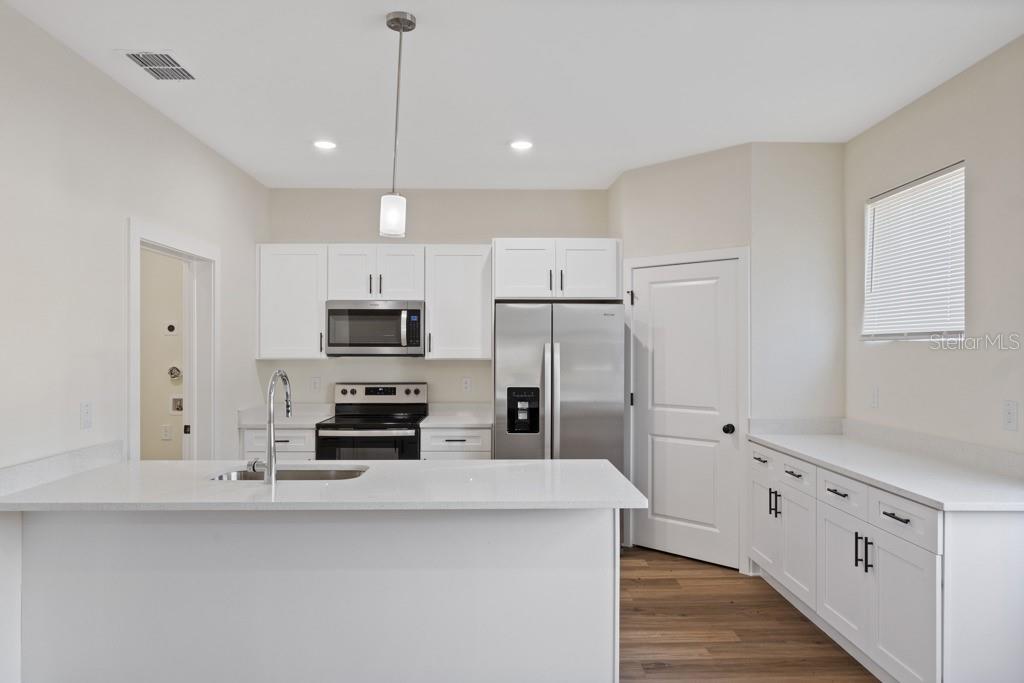 Image 6 of 22 For 4208 Manhattan Avenue 2