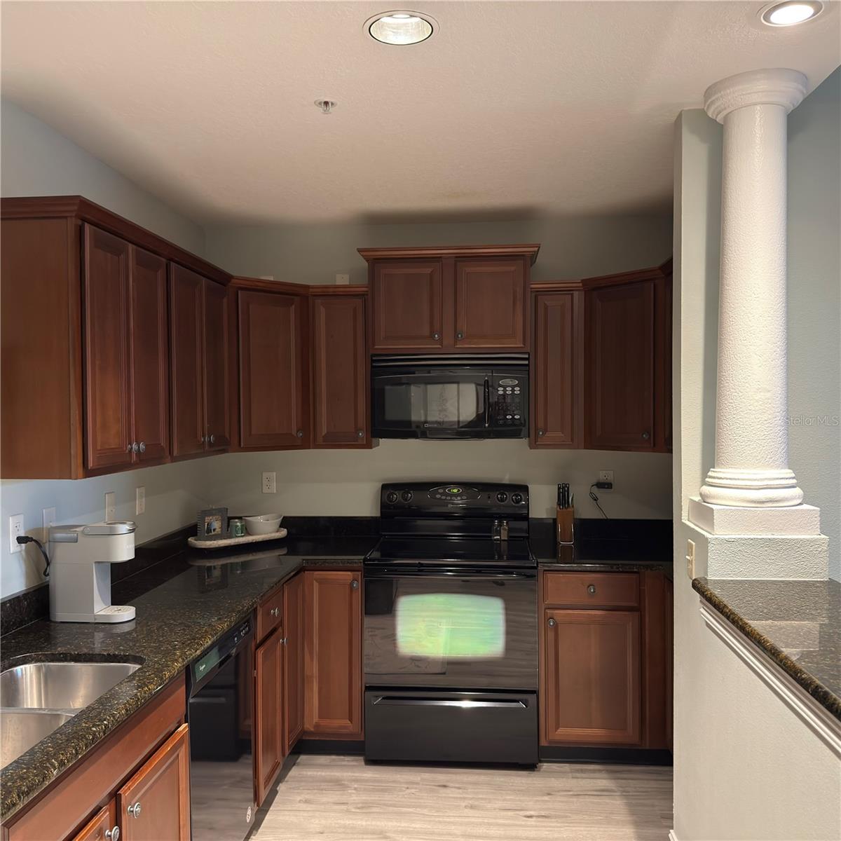 Image 9 of 37 For 13941 Clubhouse Drive 208