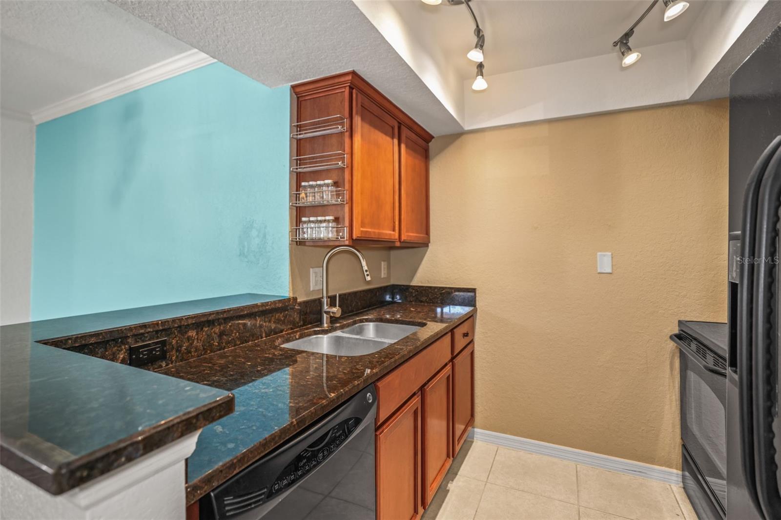 Image 11 of 48 For 704 Lyndhurst Street 624