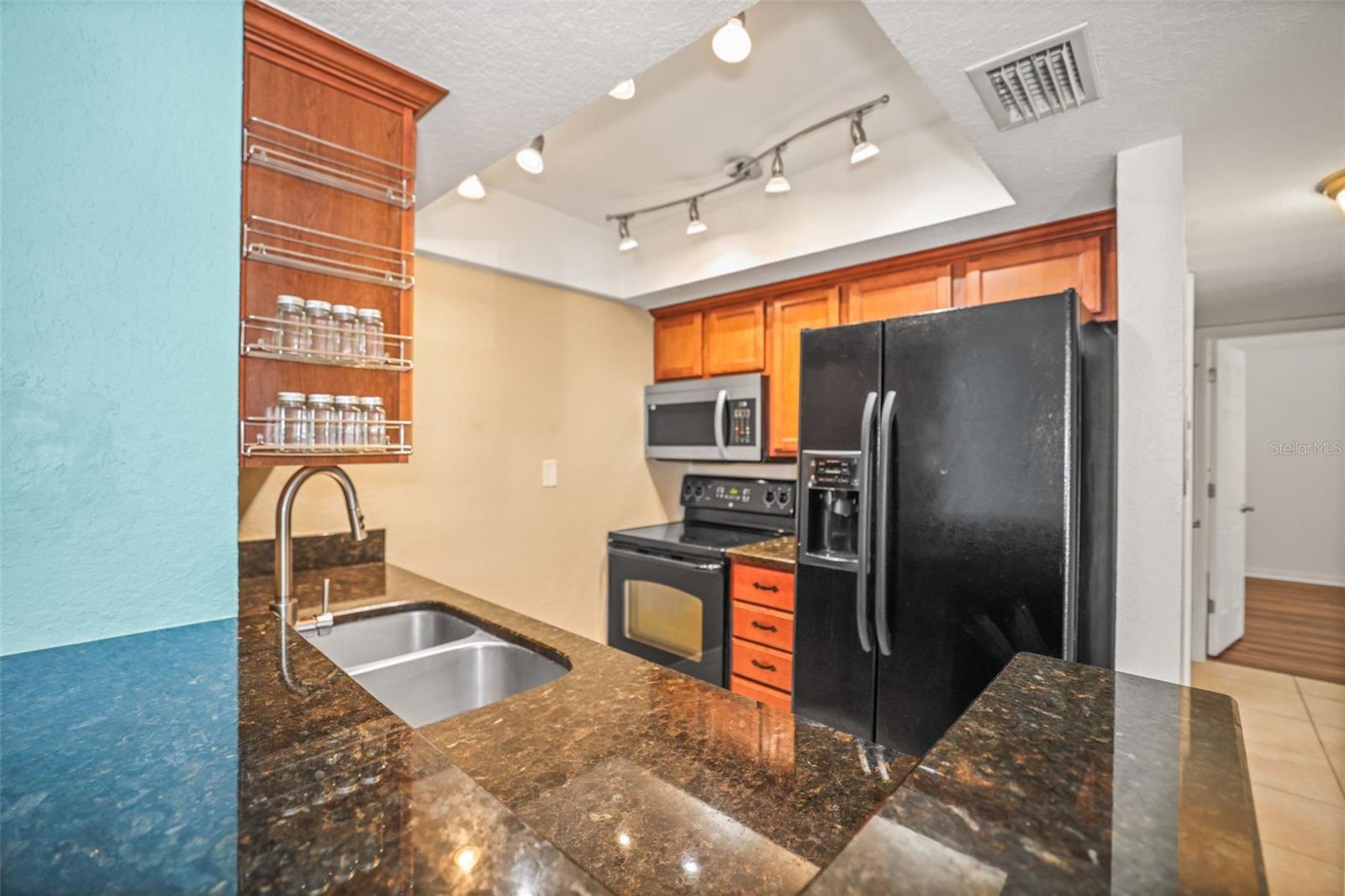 Image 3 of 48 For 704 Lyndhurst Street 624