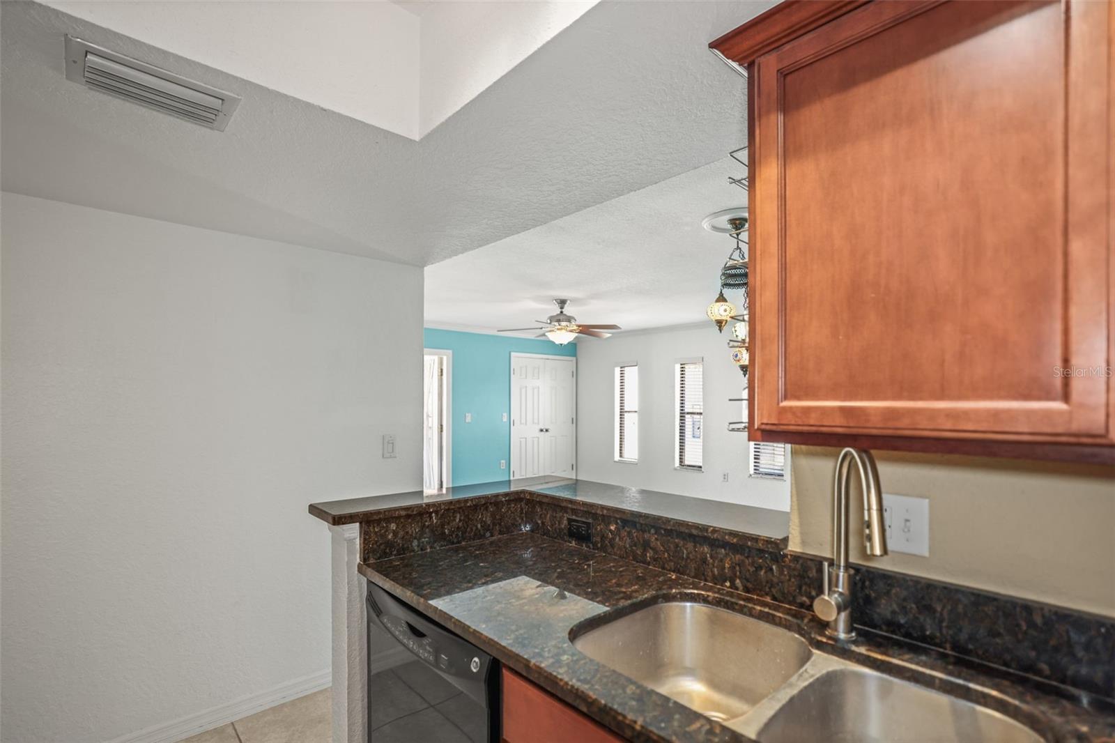 Image 4 of 48 For 704 Lyndhurst Street 624