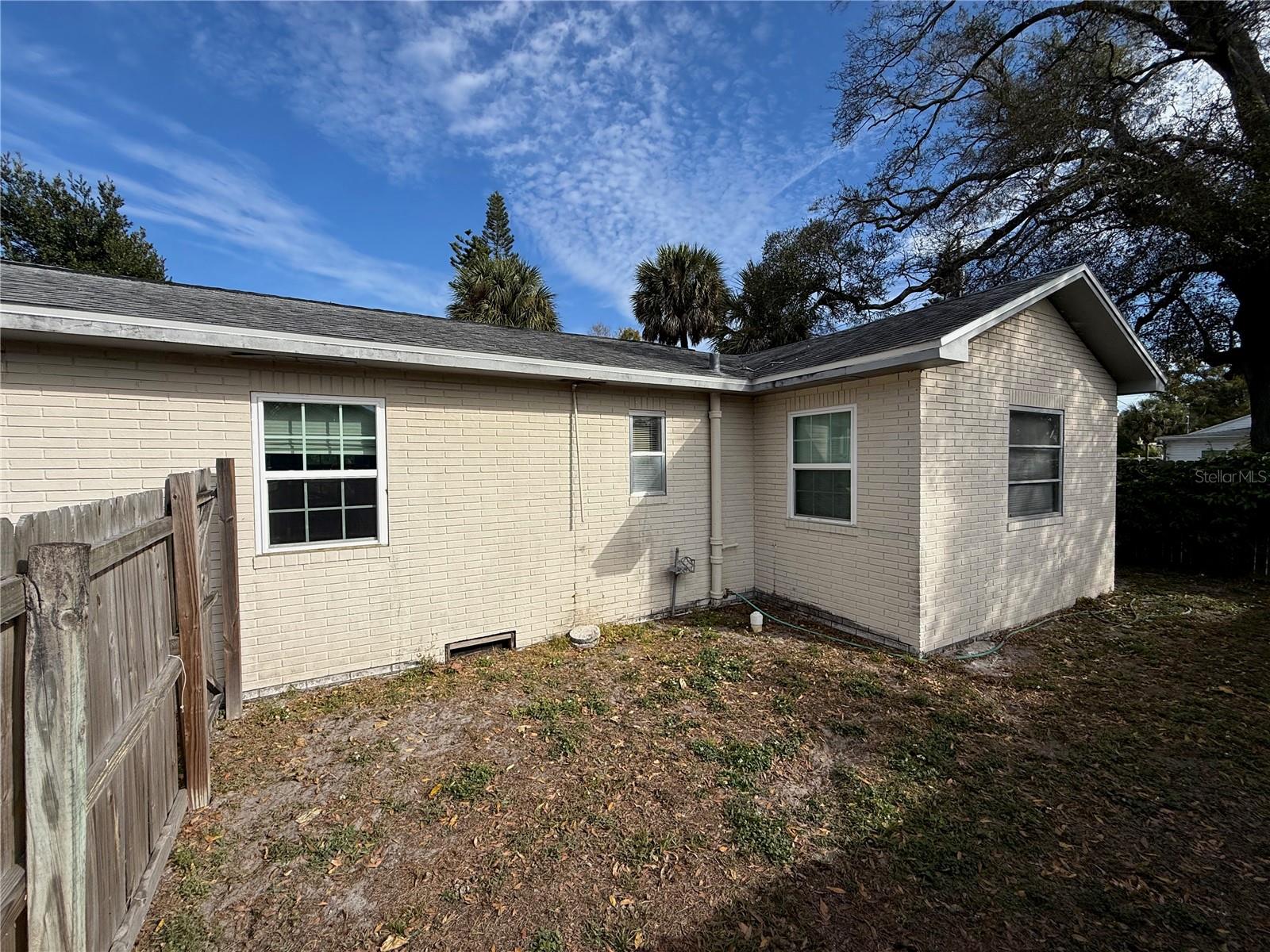 Listing photo id 4 for 3317 18th Street N