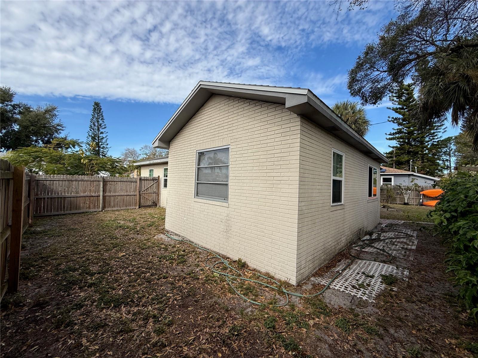 Listing photo id 6 for 3317 18th Street N