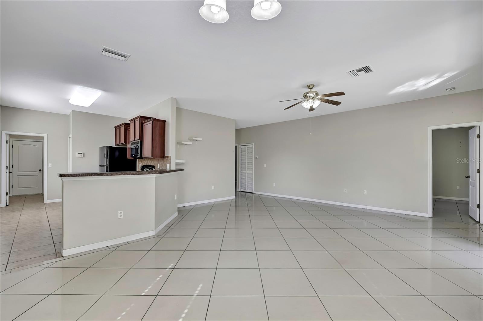 Listing photo id 8 for 651 Breezeway Court