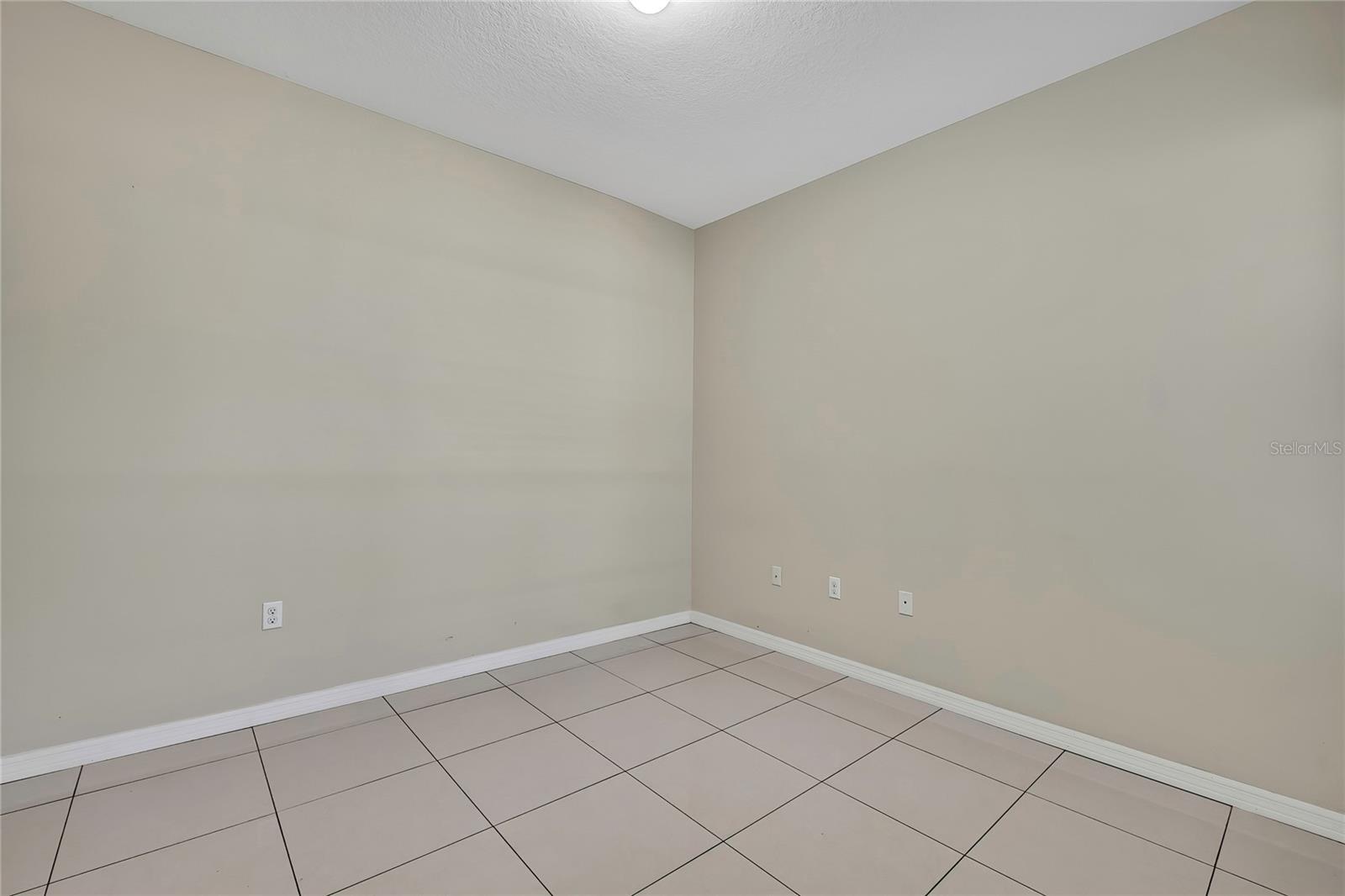 Listing photo id 12 for 651 Breezeway Court