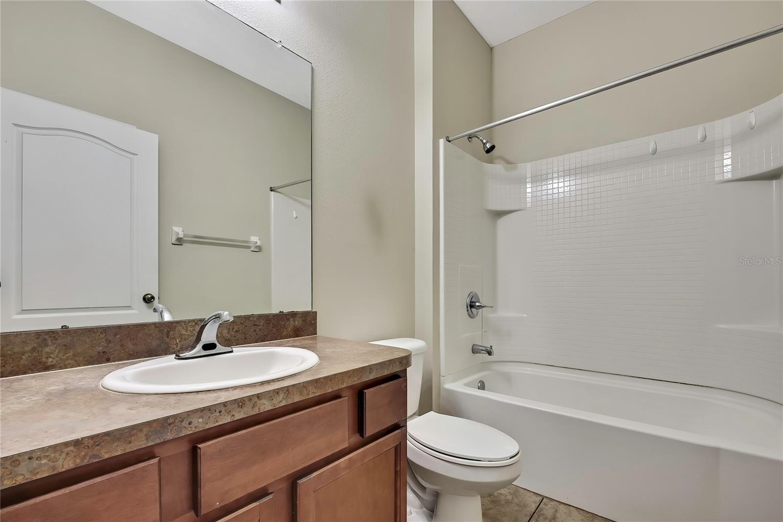 Listing photo id 13 for 651 Breezeway Court