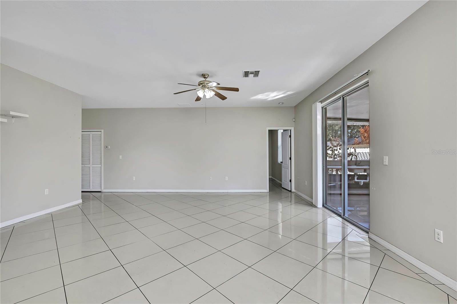 Listing photo id 18 for 651 Breezeway Court