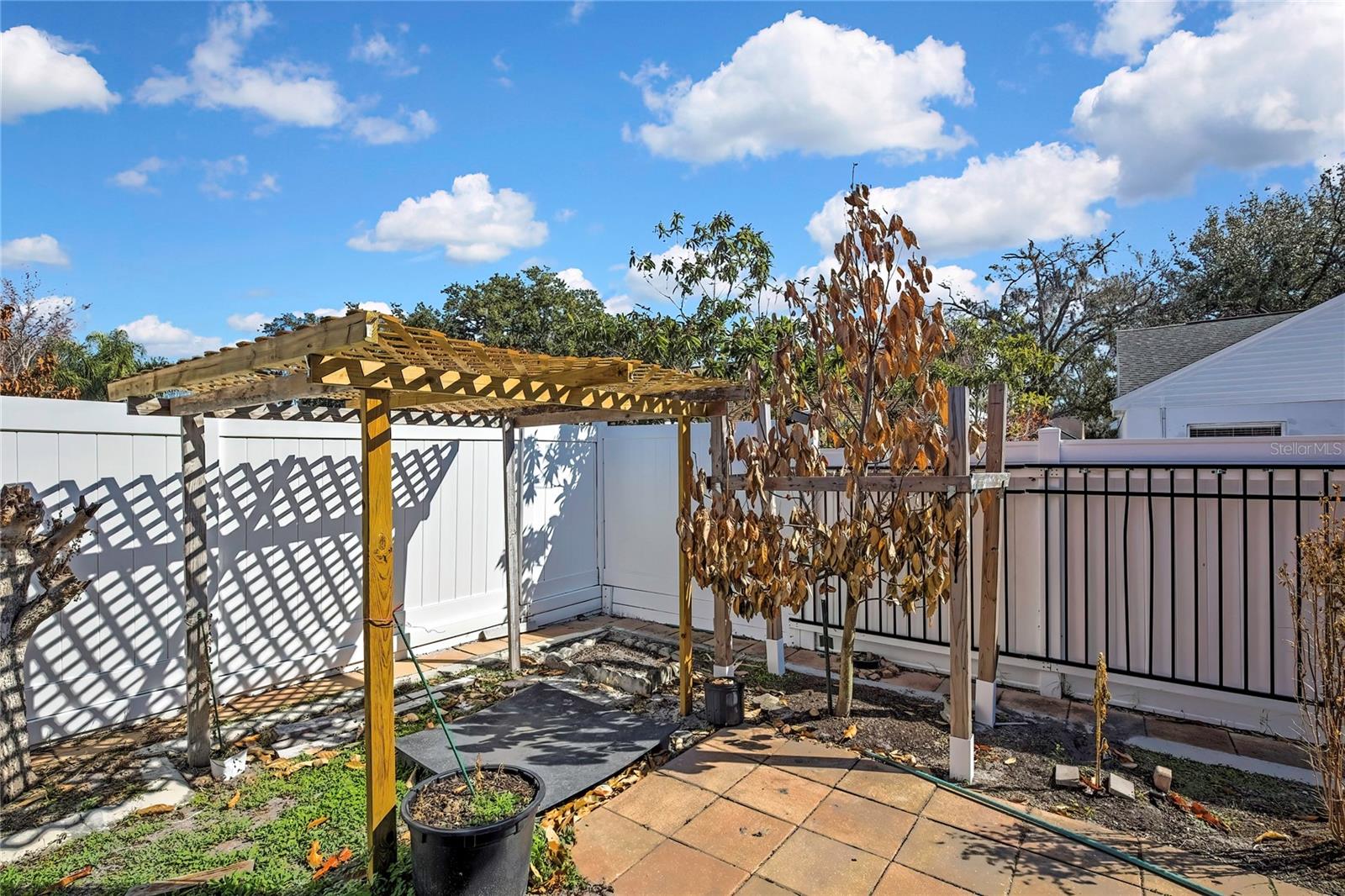 Listing photo id 19 for 651 Breezeway Court