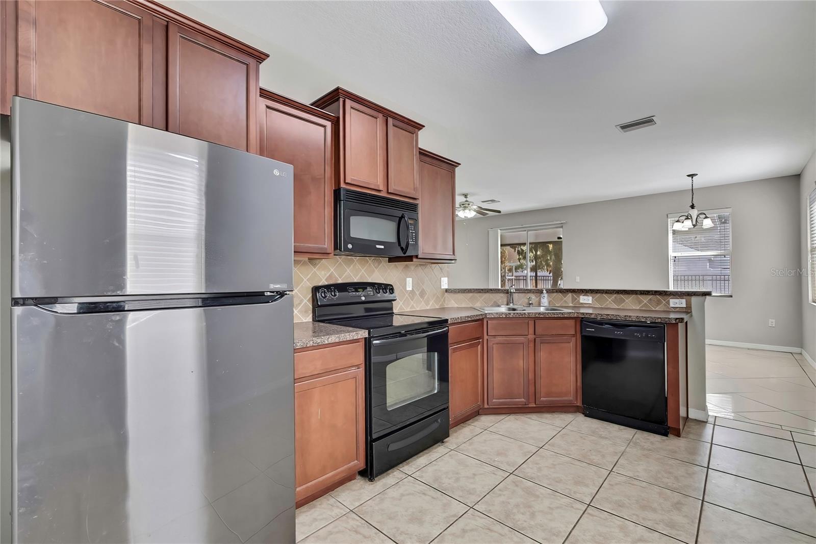 Listing photo id 3 for 651 Breezeway Court