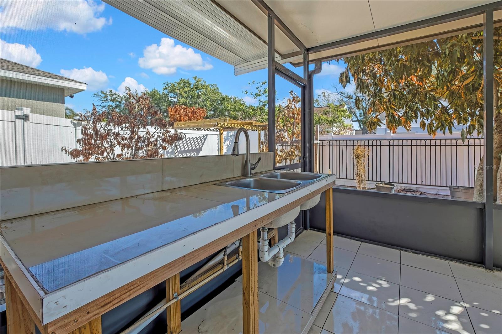 Listing photo id 5 for 651 Breezeway Court